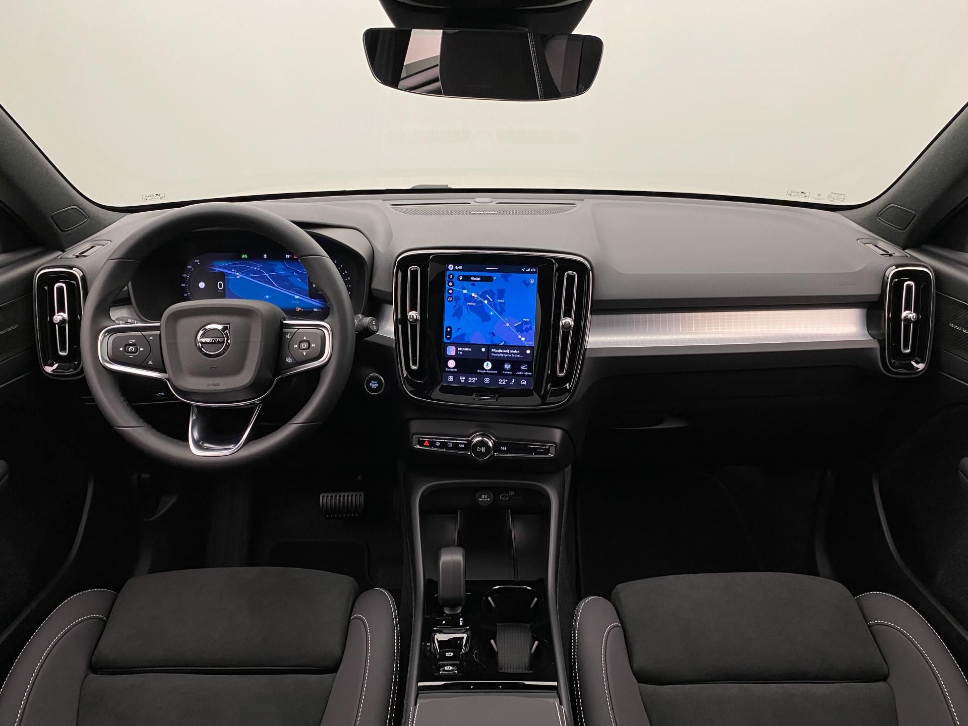 Volvo XC40, B3 AUT DARK ULTRA - fotka 2