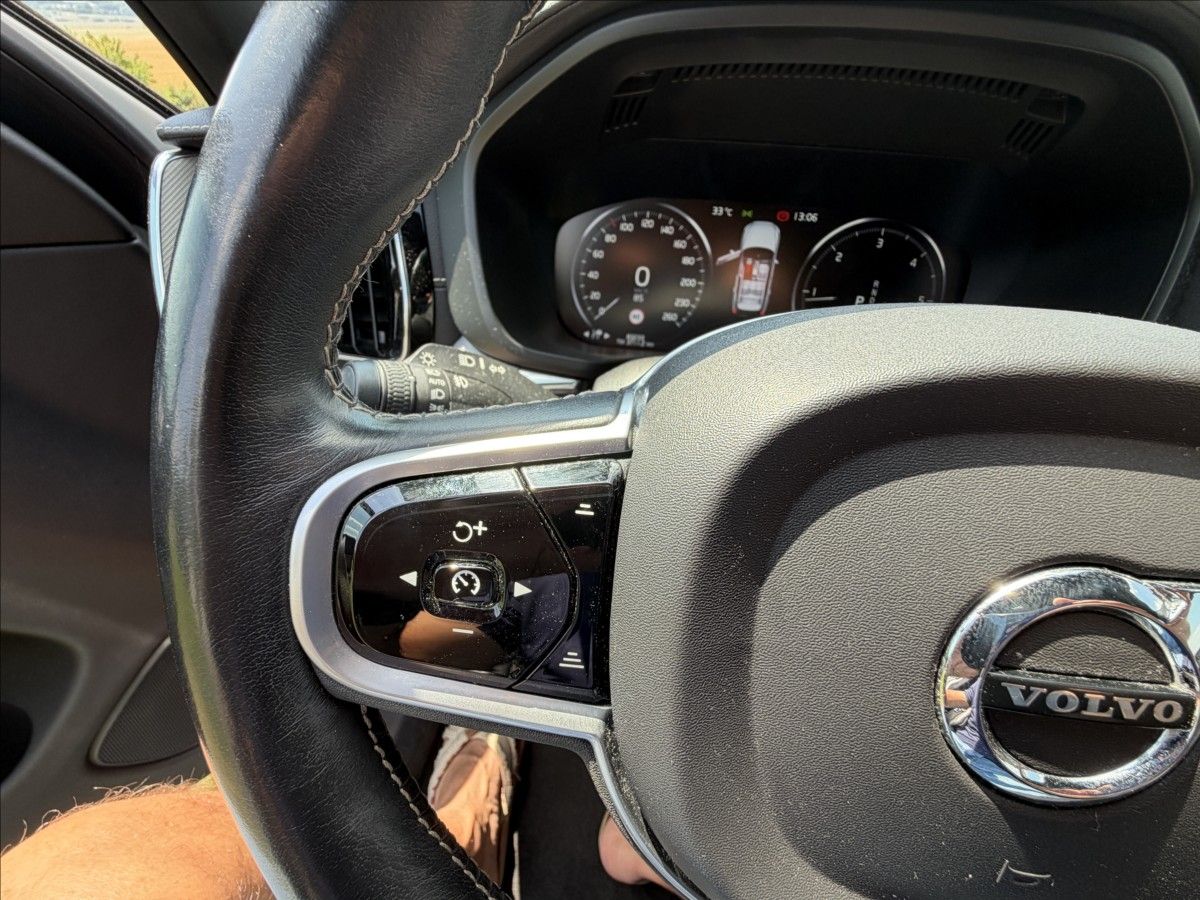 Volvo XC60, B4 AWD R-Design - fotka 6