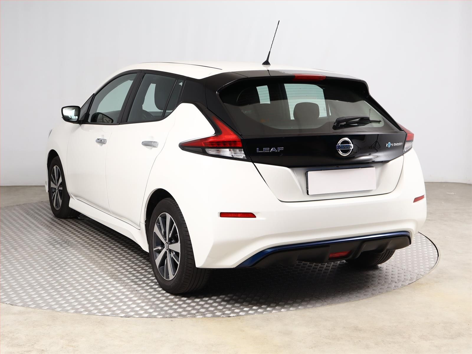 Nissan LEAF, 40 kWh, SoH 91%, Automat - fotka 4