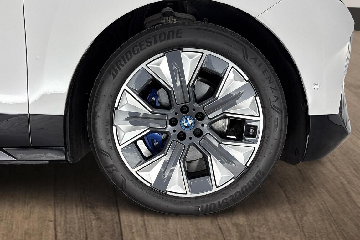 BMW iX, xDrive40 - fotka 5
