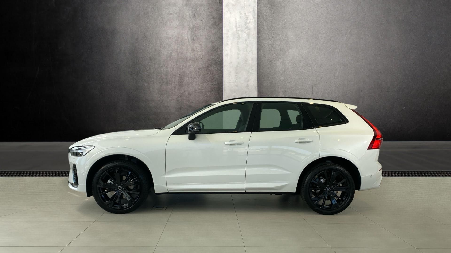 Volvo XC60, PLUS BLACK EDITION, B5 AWD, 18 - fotka 3