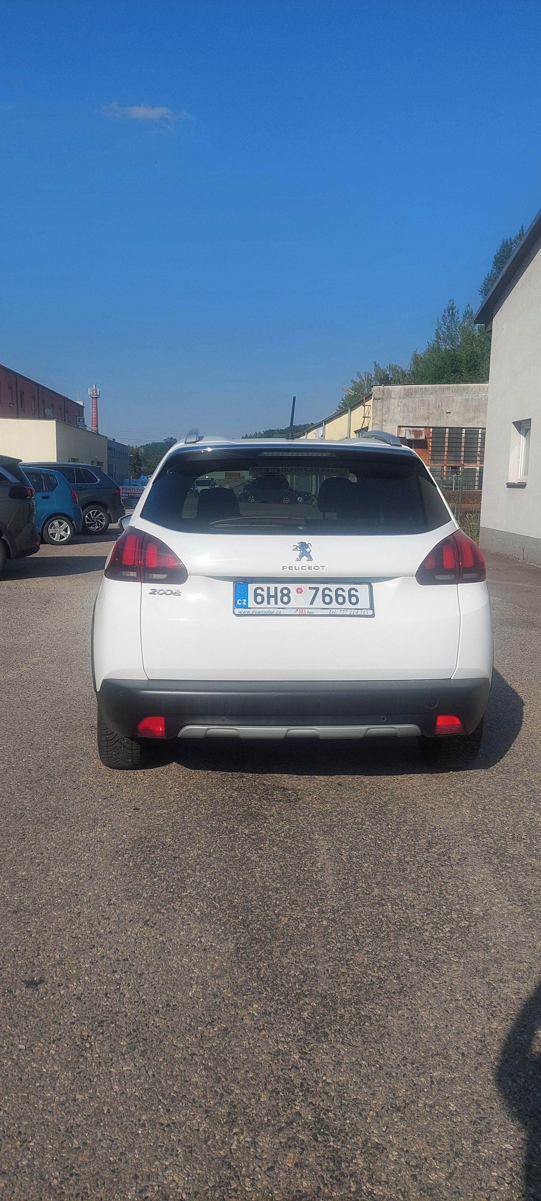 Peugeot 2008, 1,2 benzín, automat - fotka 4