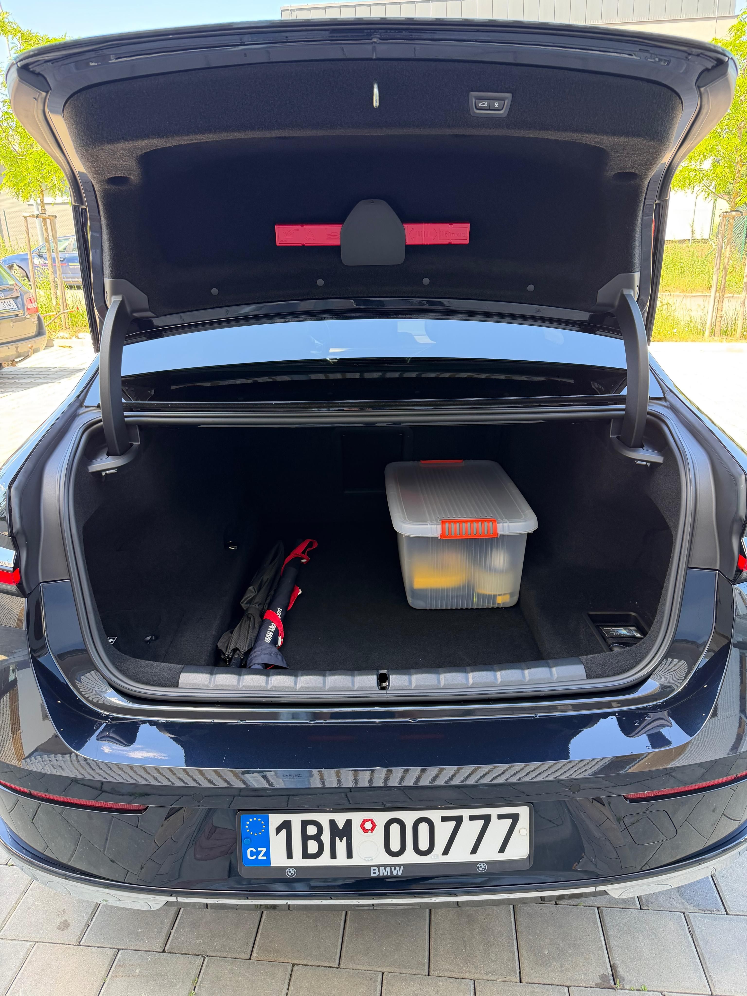 BMW Řada 7, G70 3.0d - fotka 6