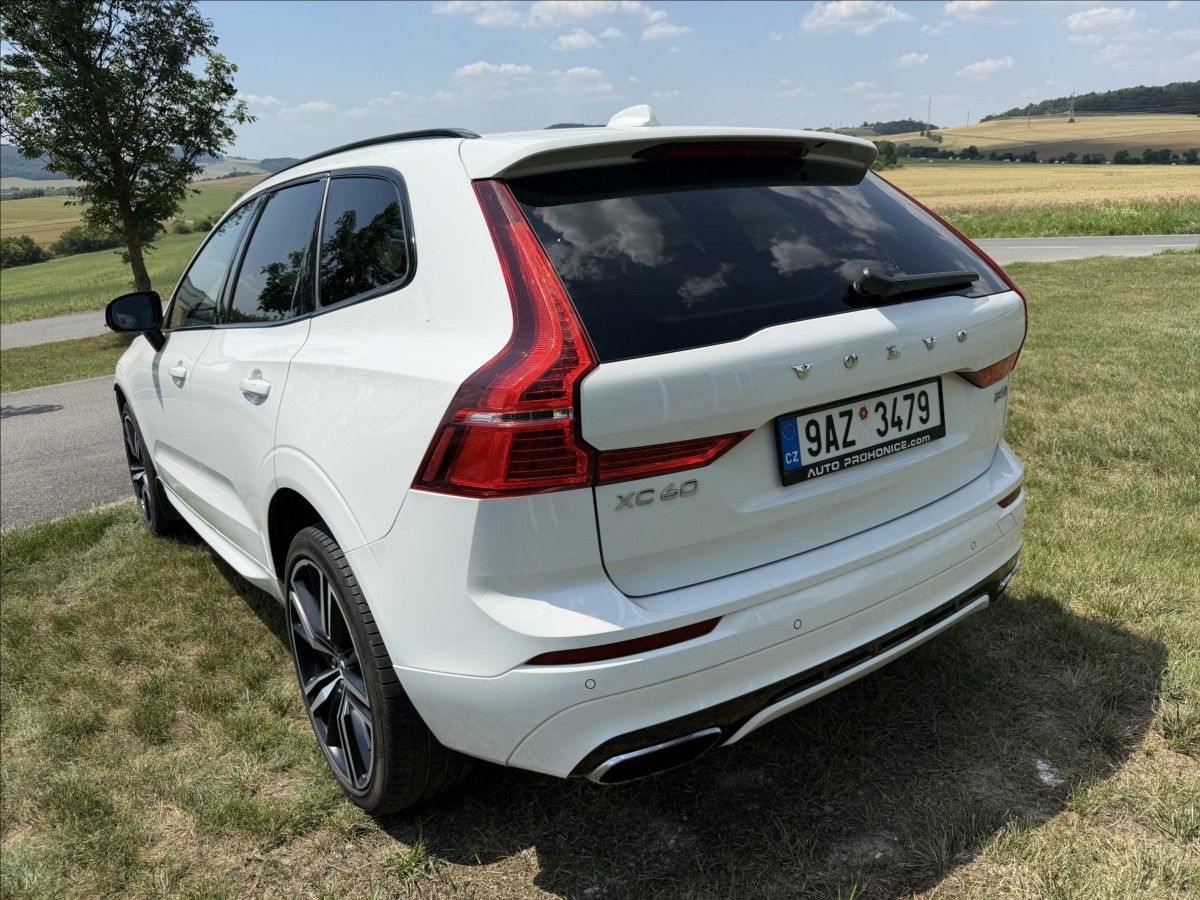 Volvo XC60, B4 AWD R-Design - fotka 4