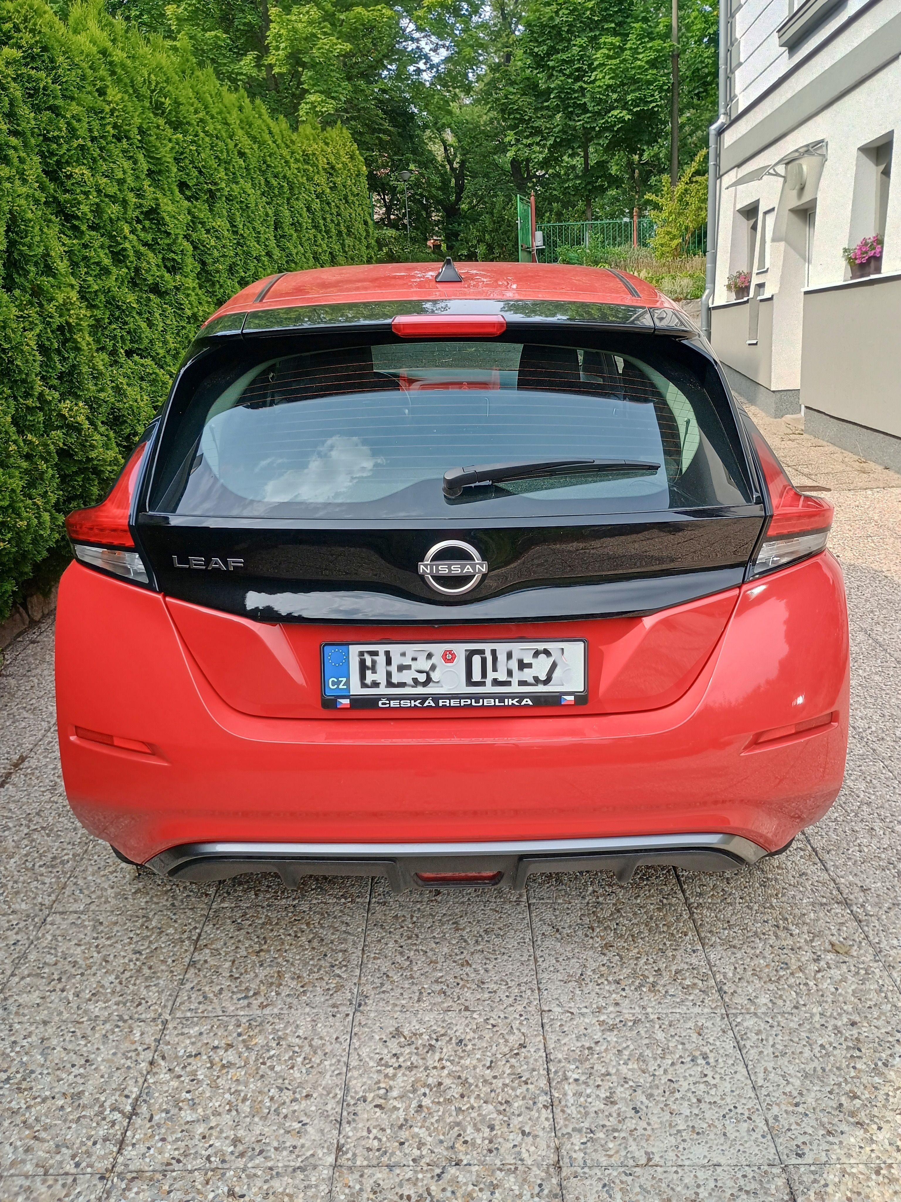 Nissan LEAF, krásně červený - fotka 4