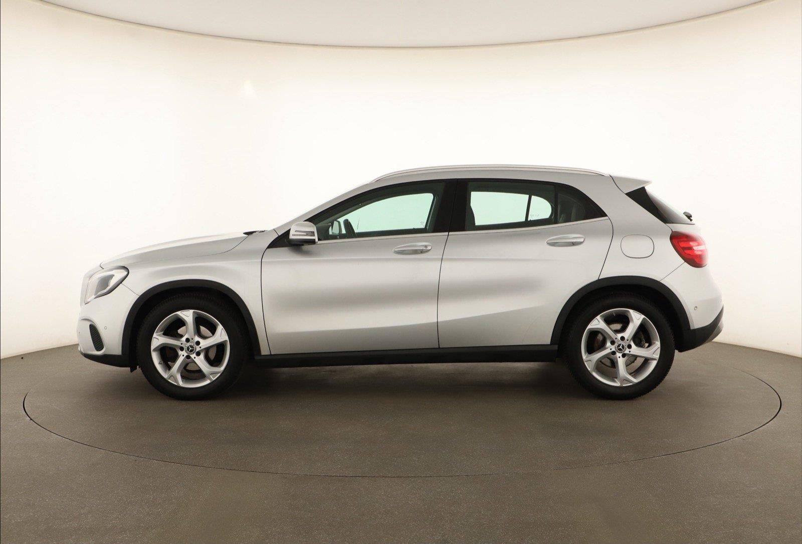 Mercedes-Benz GLA, 180, Kůže, Navi, Tempomat - fotka 3