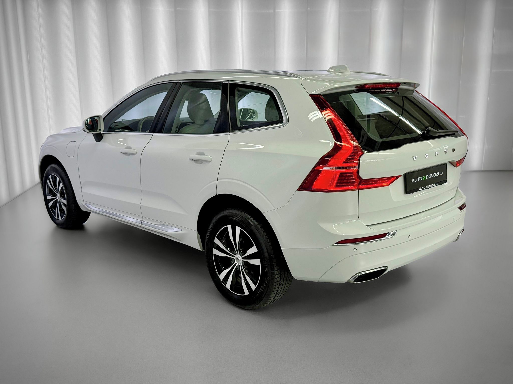 Volvo XC60, T6 AWD RECHARGE, ACC, PANORAMA - fotka 5