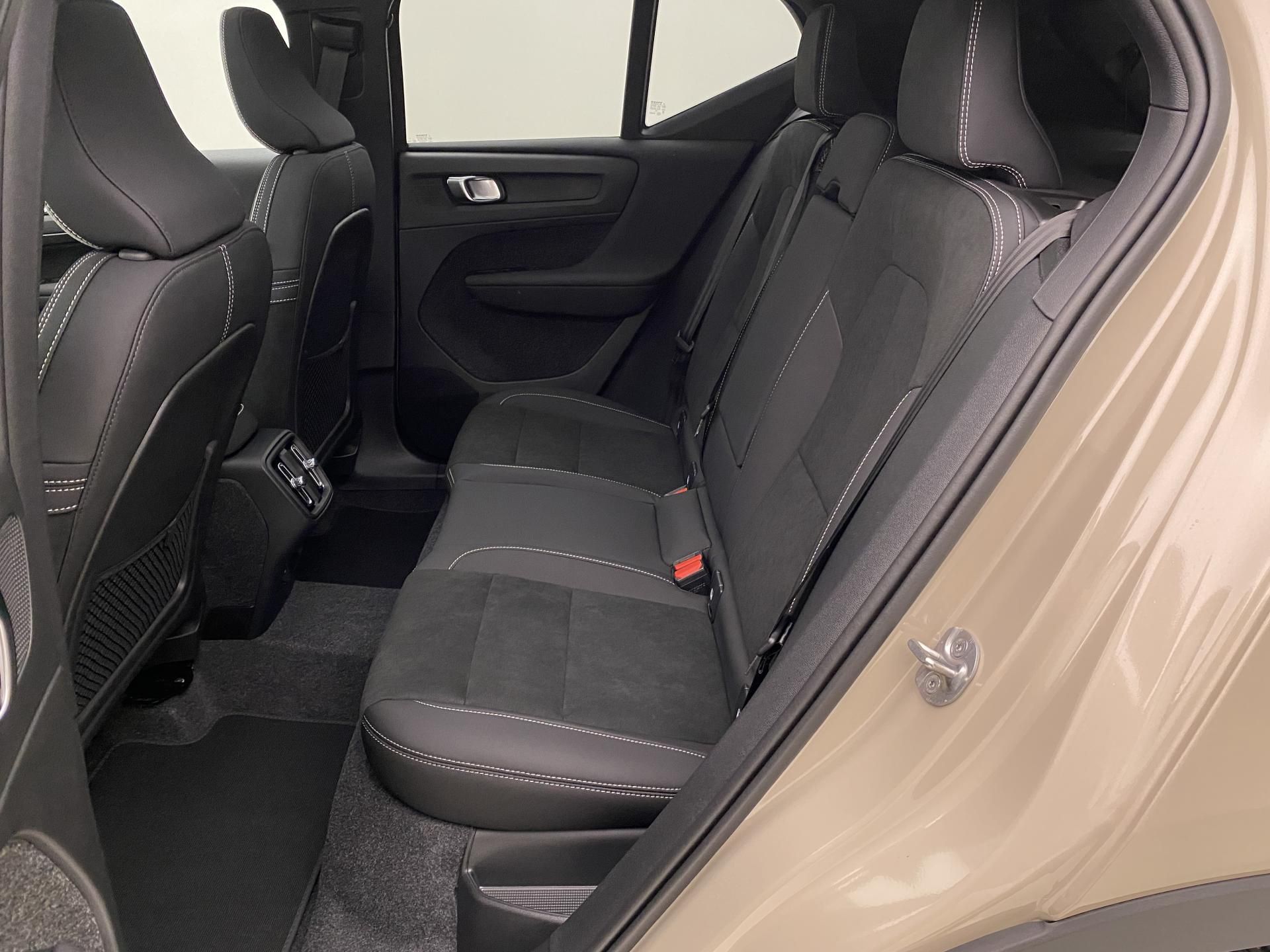 Volvo XC40, B3 AUT DARK ULTRA - fotka 6