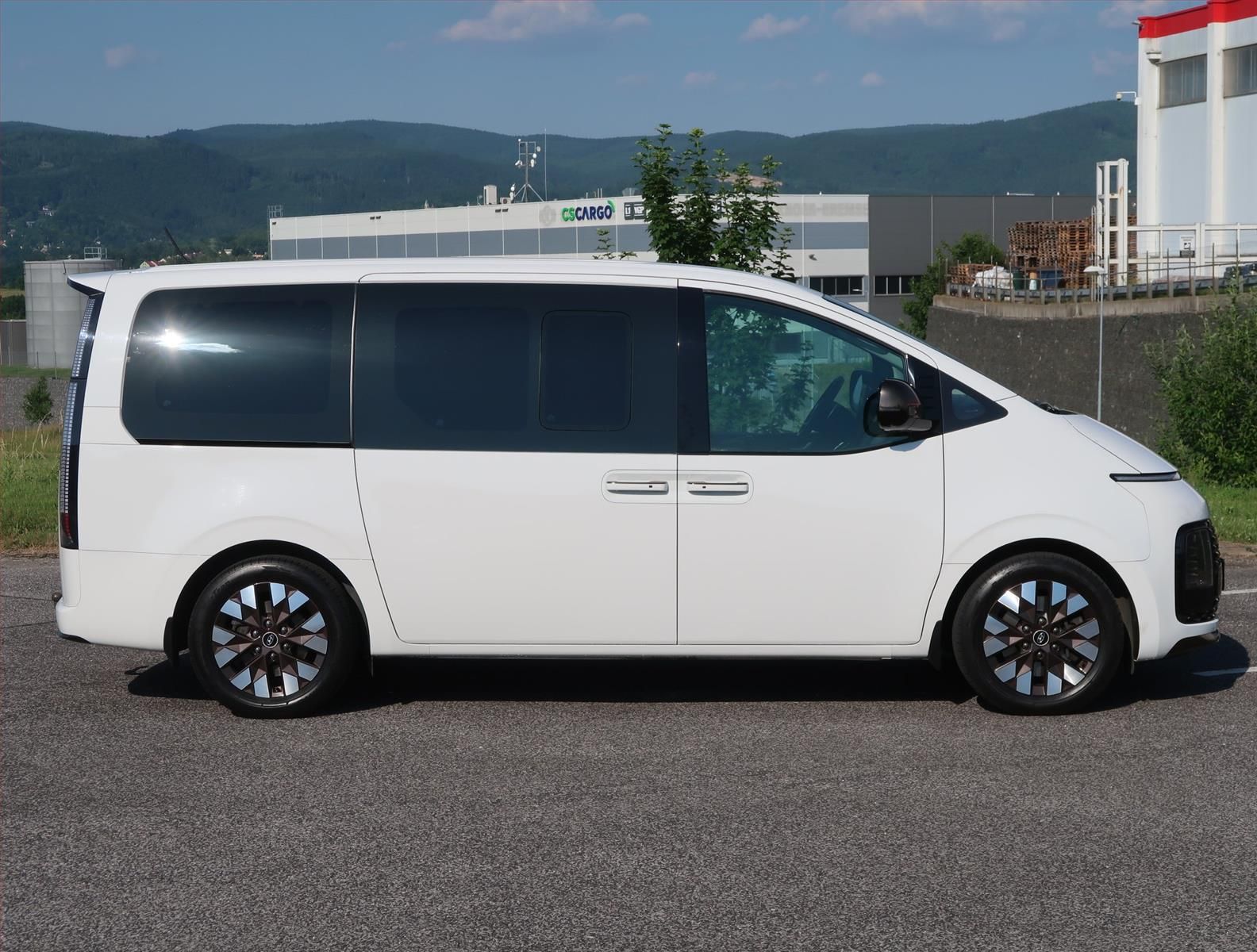Hyundai Staria, 2.2 CRDi, HTRAC, 7 míst - fotka 6