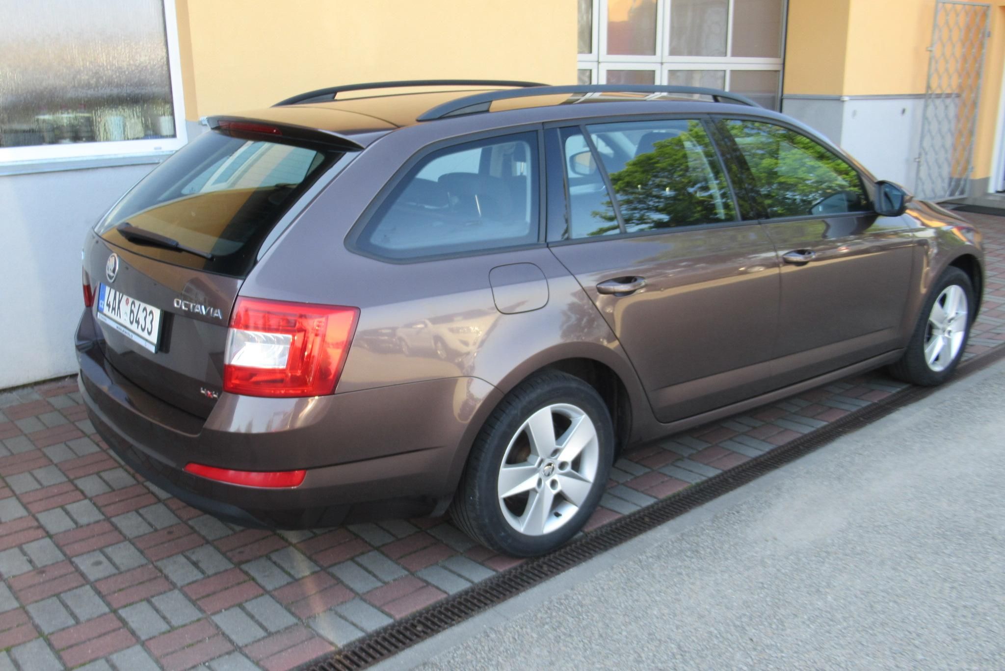 Škoda Octavia, 1.6 TDI 4x4 KLIMA TAŽNÉ ČR - fotka 5