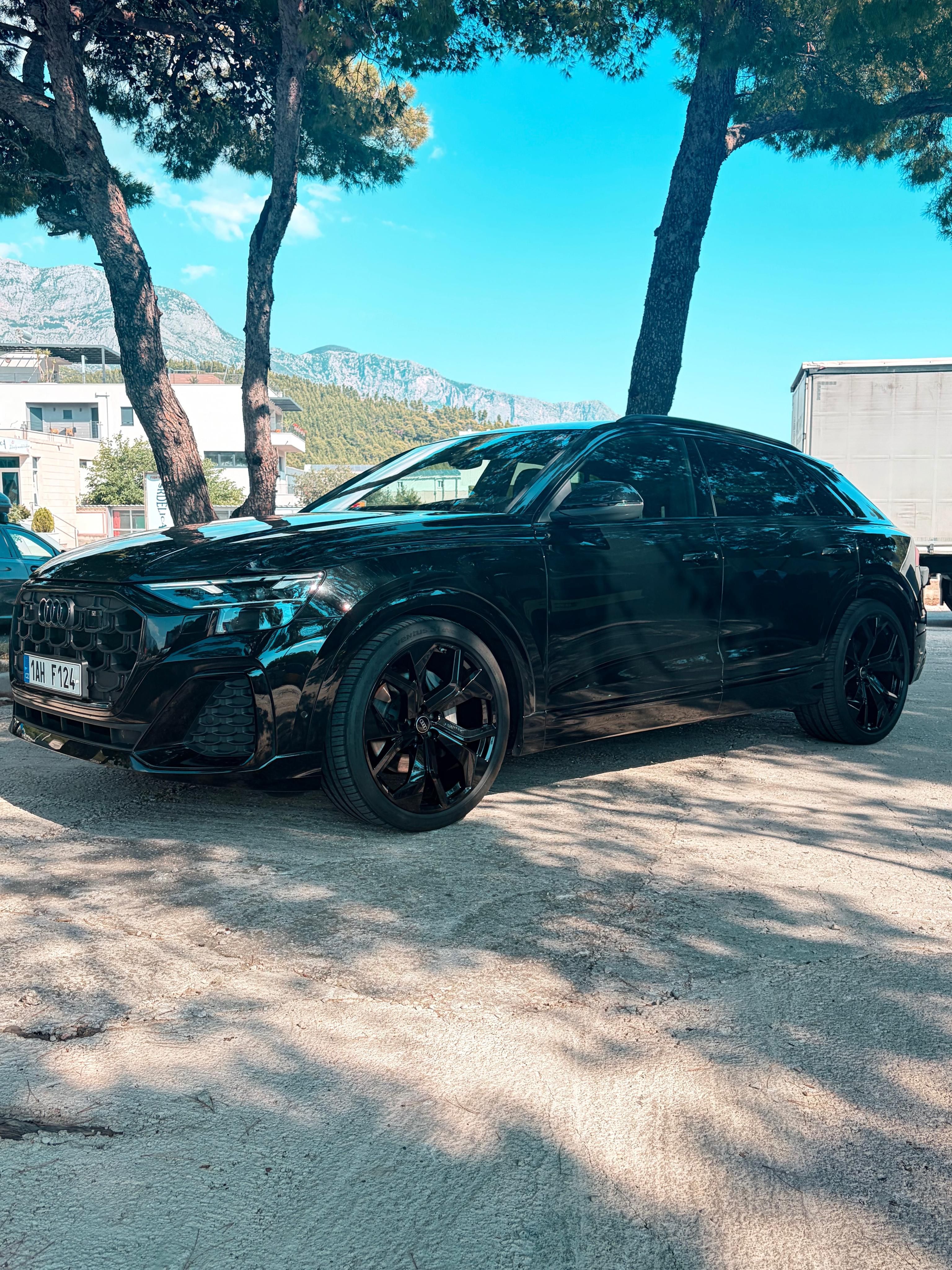 Audi Q8, Audi Q8 S-Line Edition Black