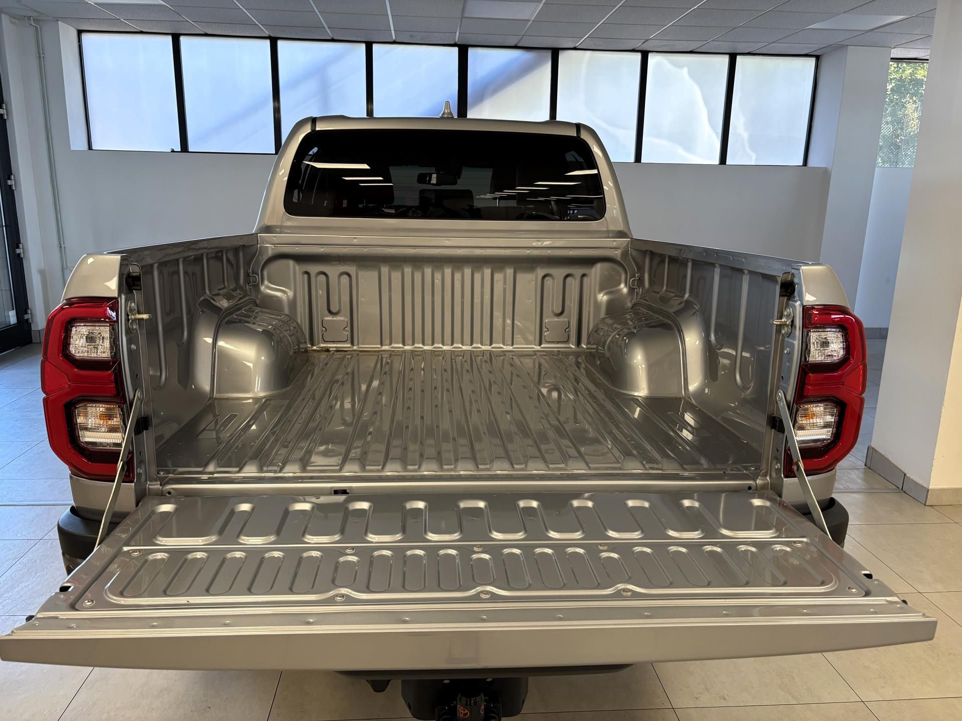 Toyota Hilux, 2,8 Diesel, 6st (4x4), Invinci - fotka 6