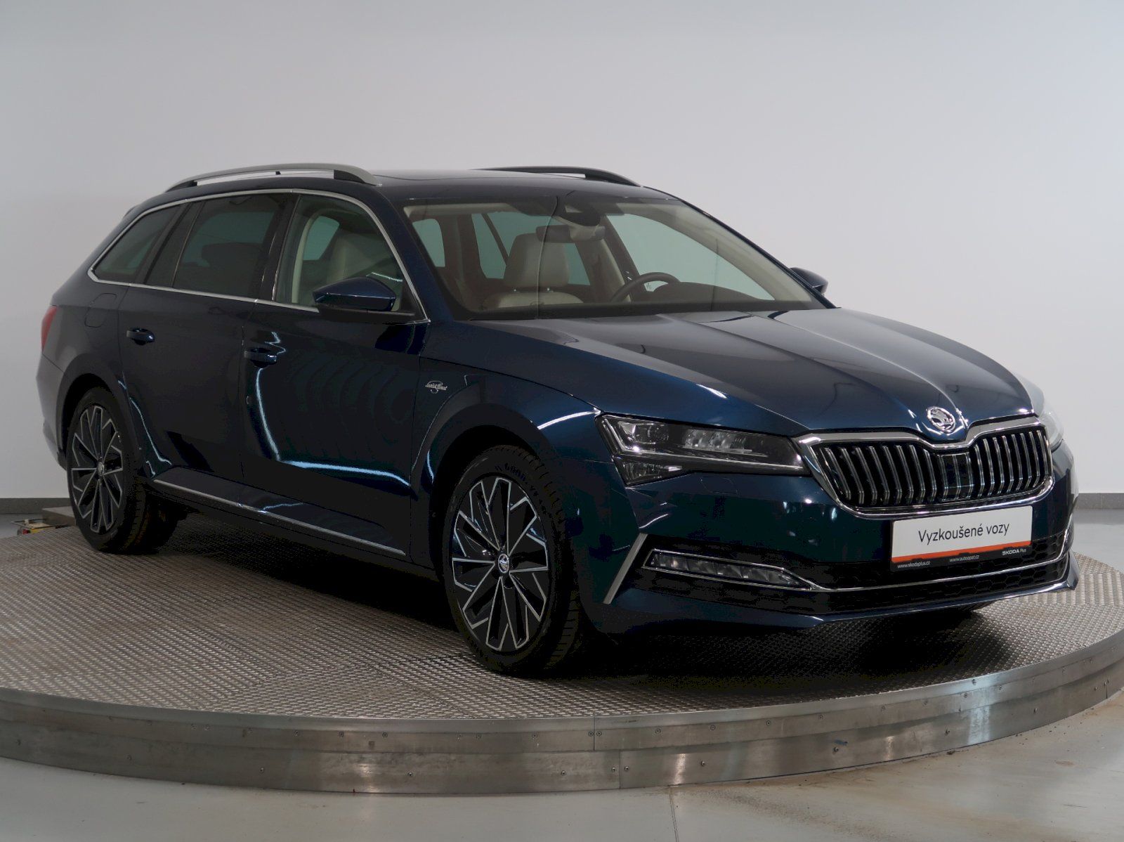 Škoda Superb, LAURIN&KLEMENT 2.0TSI 140KW DS - fotka 6
