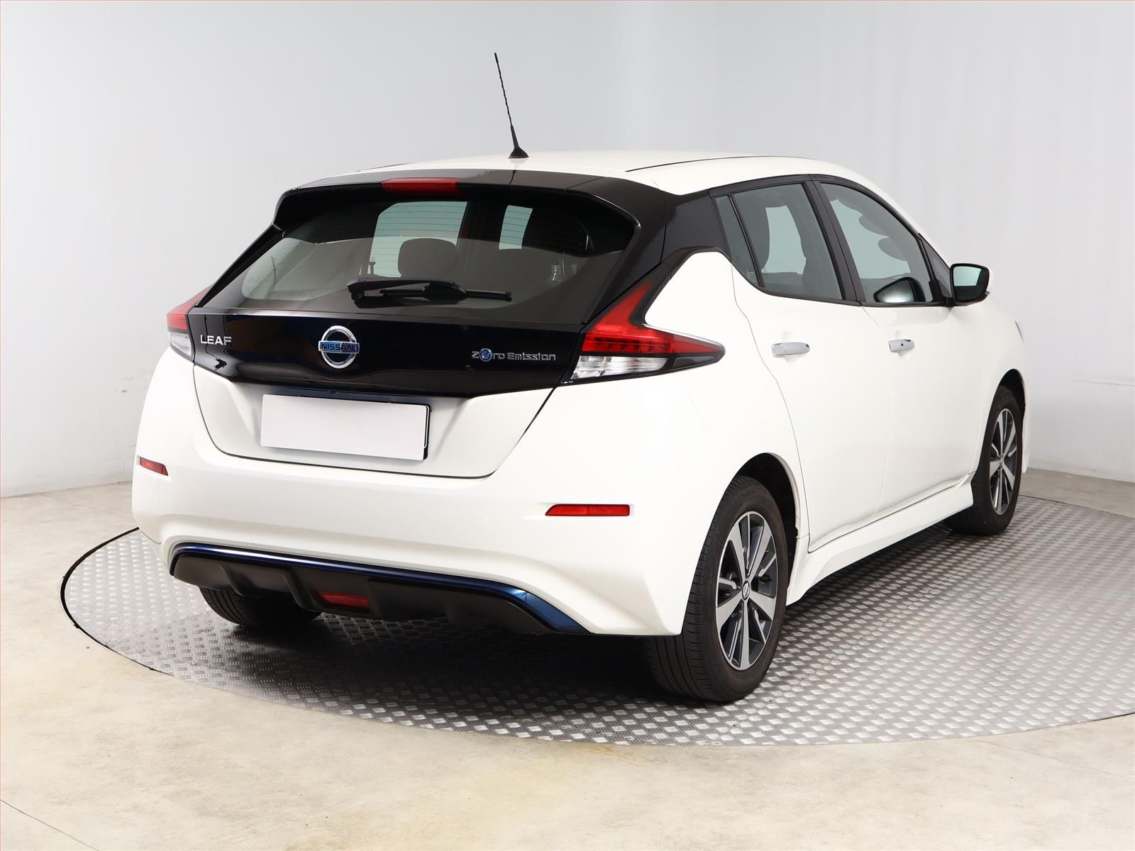 Nissan LEAF, 40 kWh, SoH 91%, Automat - fotka 5