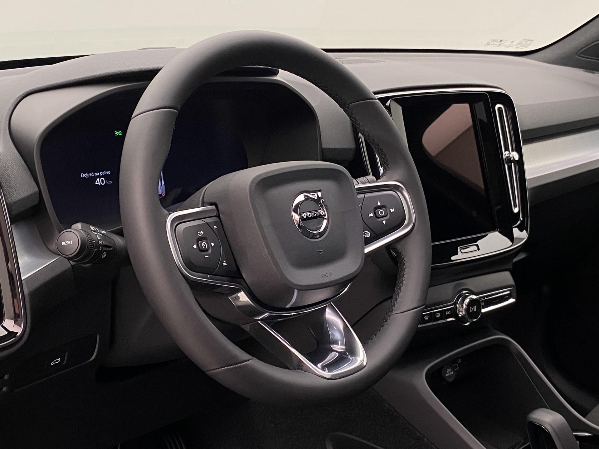 Volvo XC40, B3 AUT DARK ULTRA - fotka 4