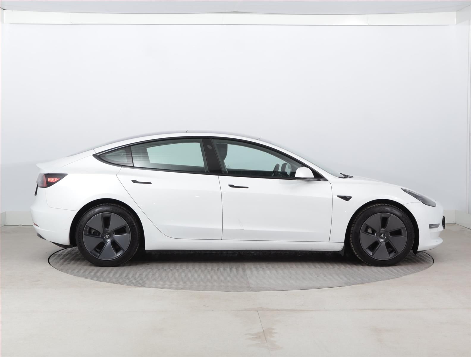 Tesla Model 3, Long Range 4WD 79kWh, SoH 90% - fotka 6