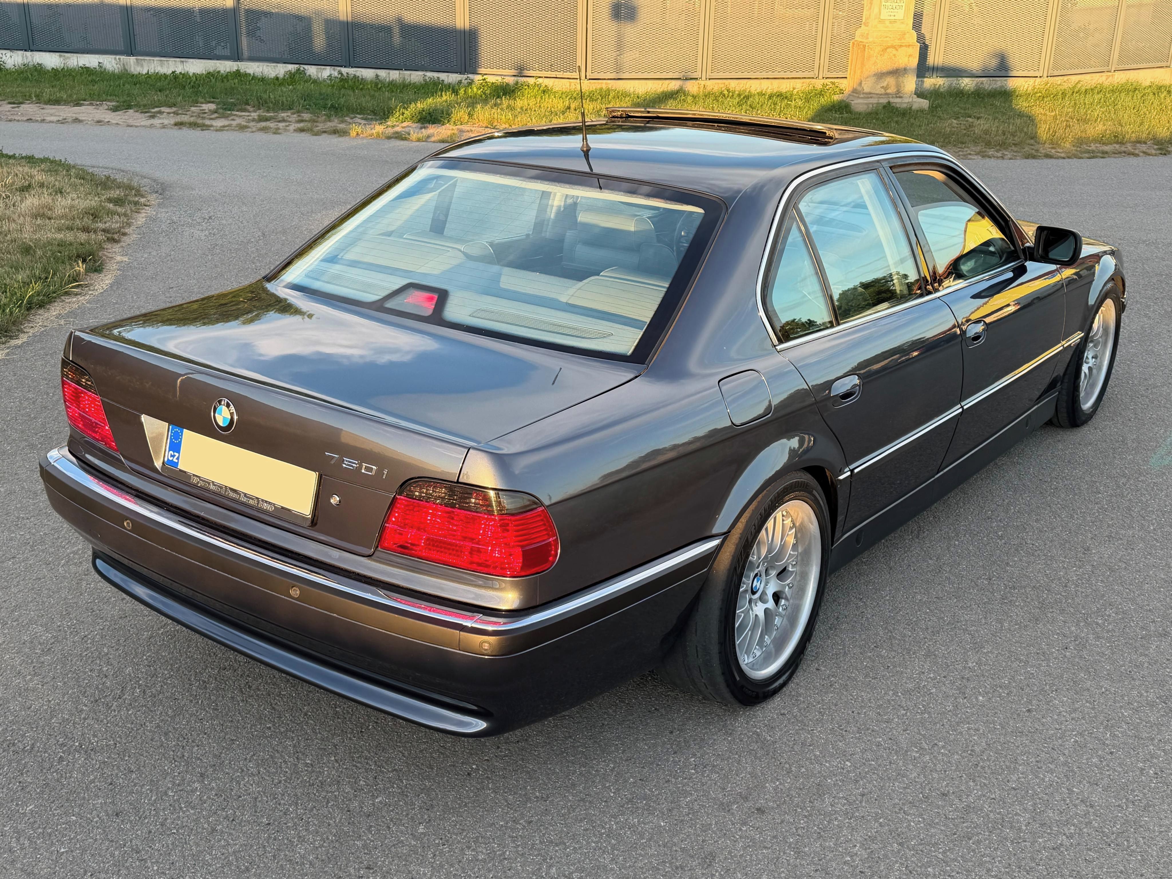BMW Řada 7, E38 750i V12 322PS INDIVIDUAL - fotka 4