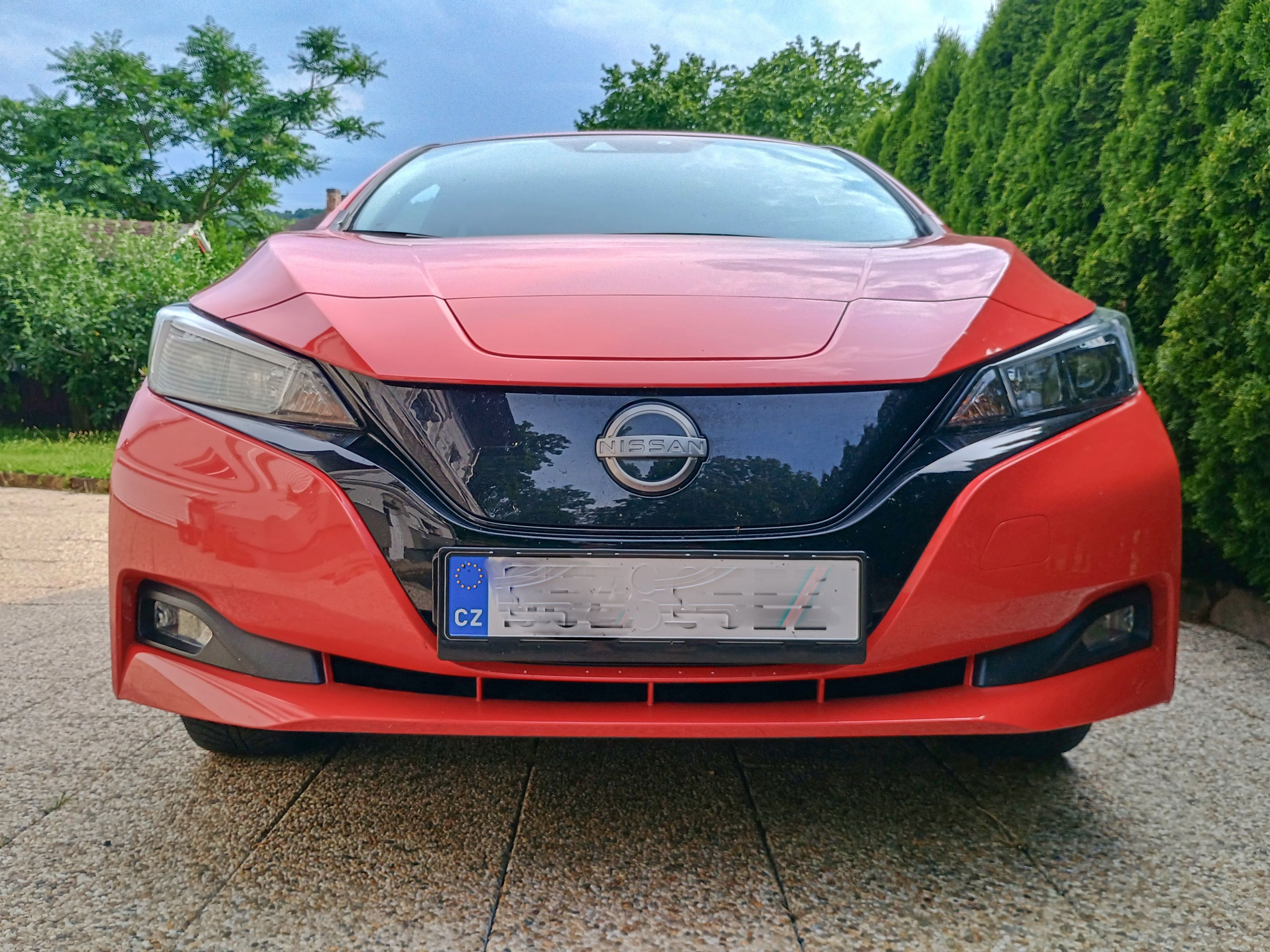 Nissan LEAF, krásně červený - fotka 3
