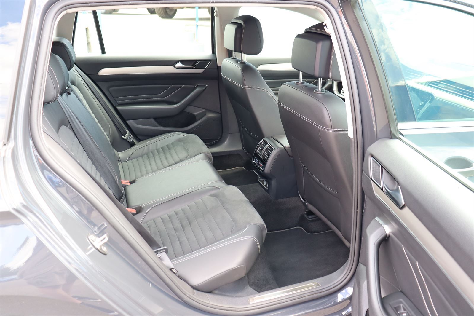 Volkswagen Passat, 2.0 TDI DSG Elegance Variant - fotka 6