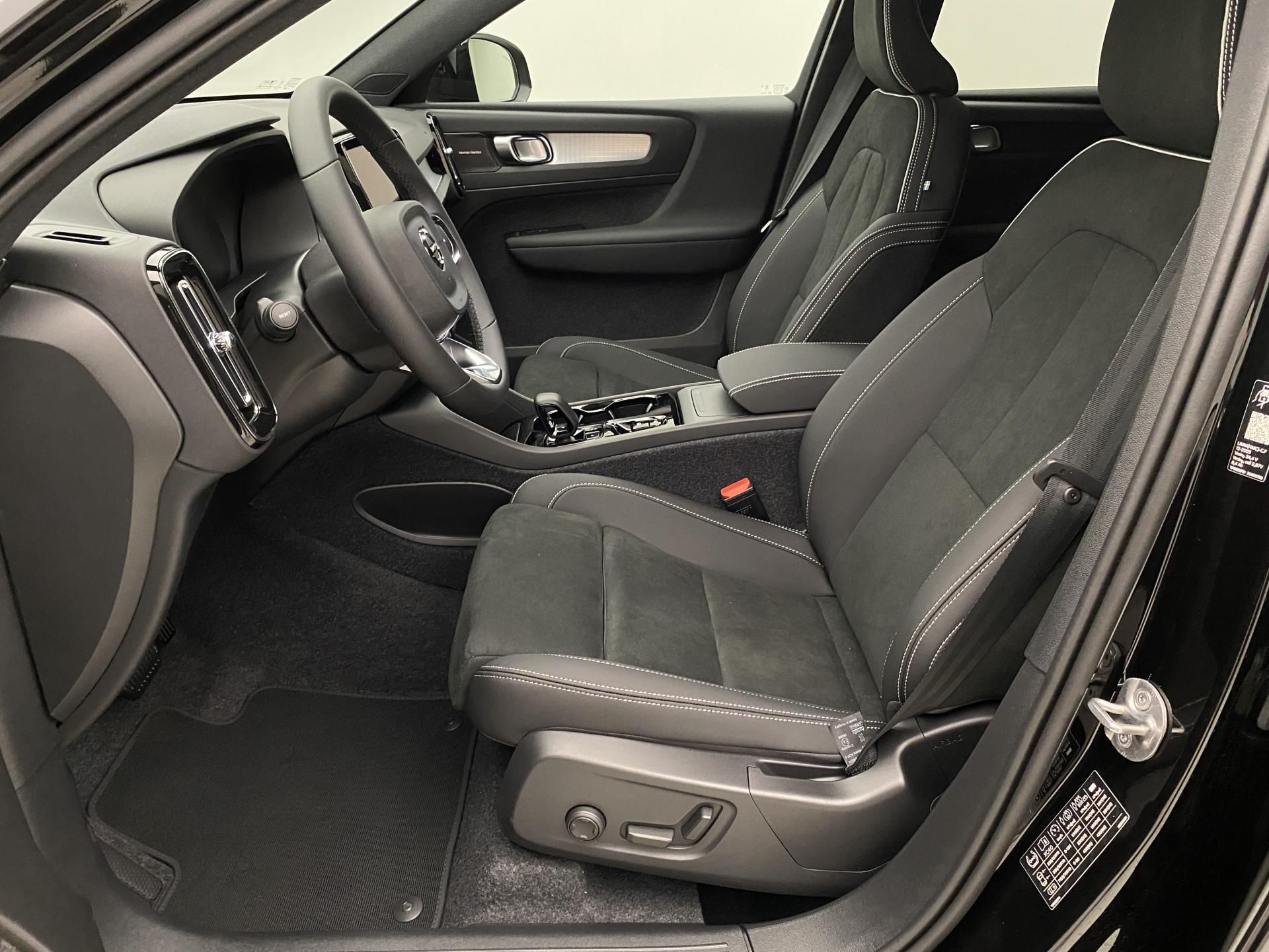 Volvo XC40, B3 AUT DARK ULTRA - fotka 3