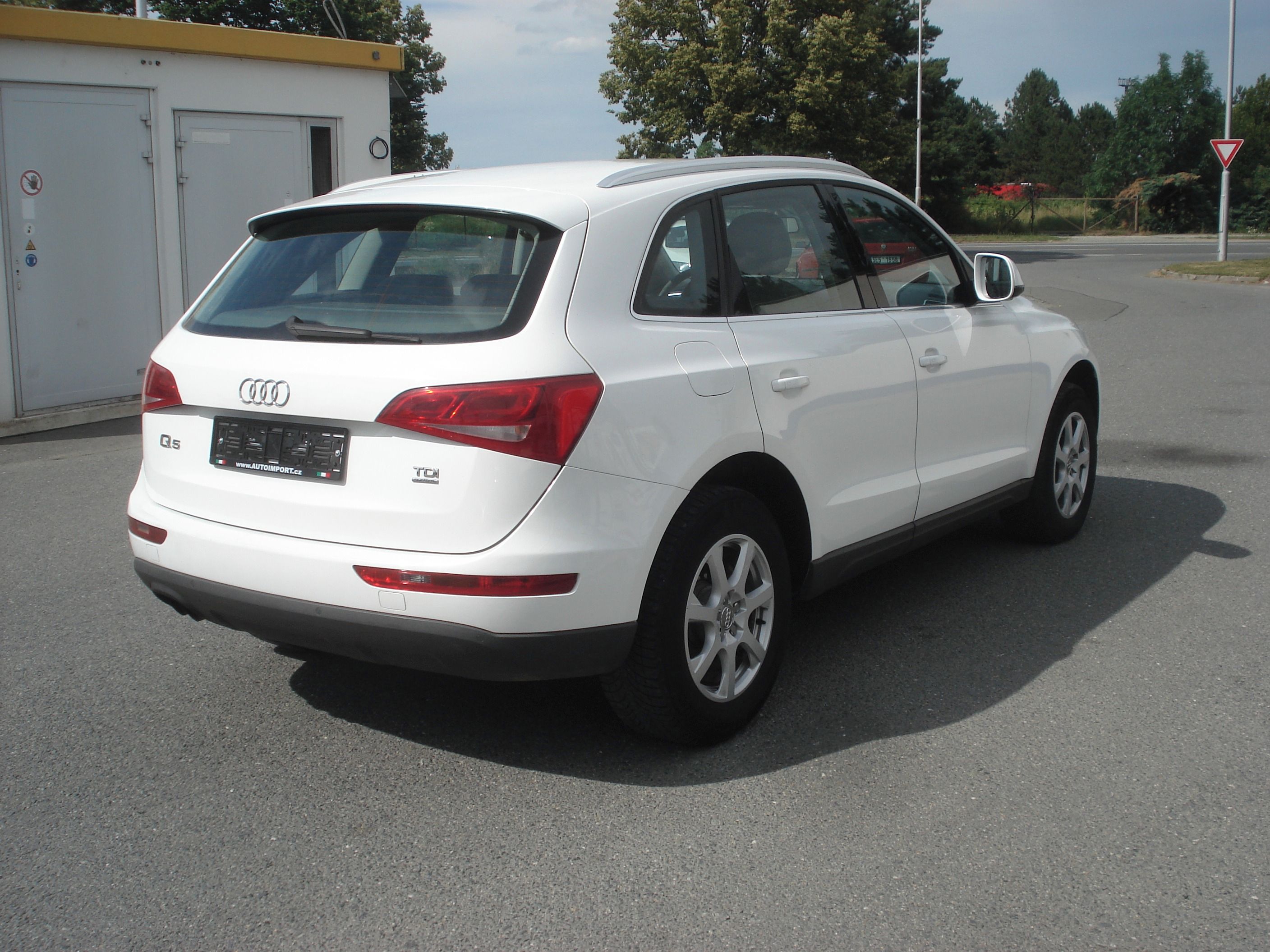Audi Q5, 2.0 TDI MANUÁL  4x4 - fotka 5