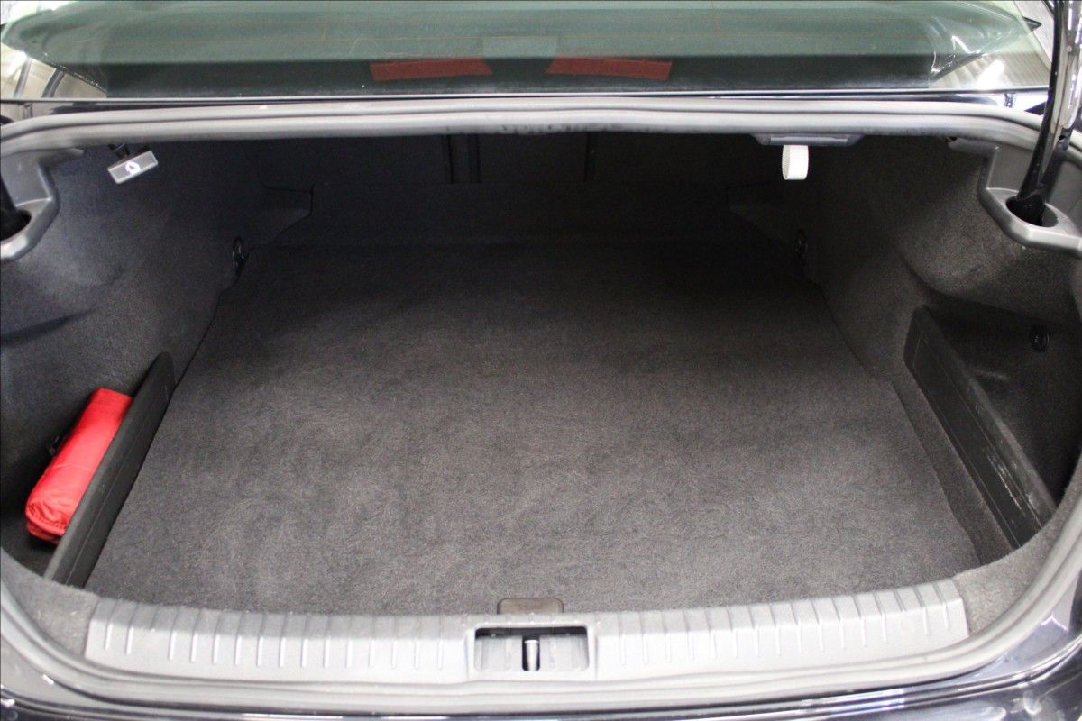 Volkswagen Passat, 2,0 TDI DSG ELEGANCE 1.MAJ. CZ - fotka 5