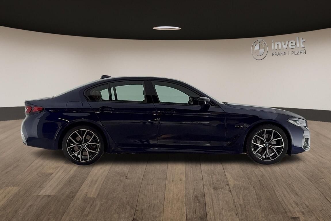 BMW Řada 5, 545e xDrive - fotka 2