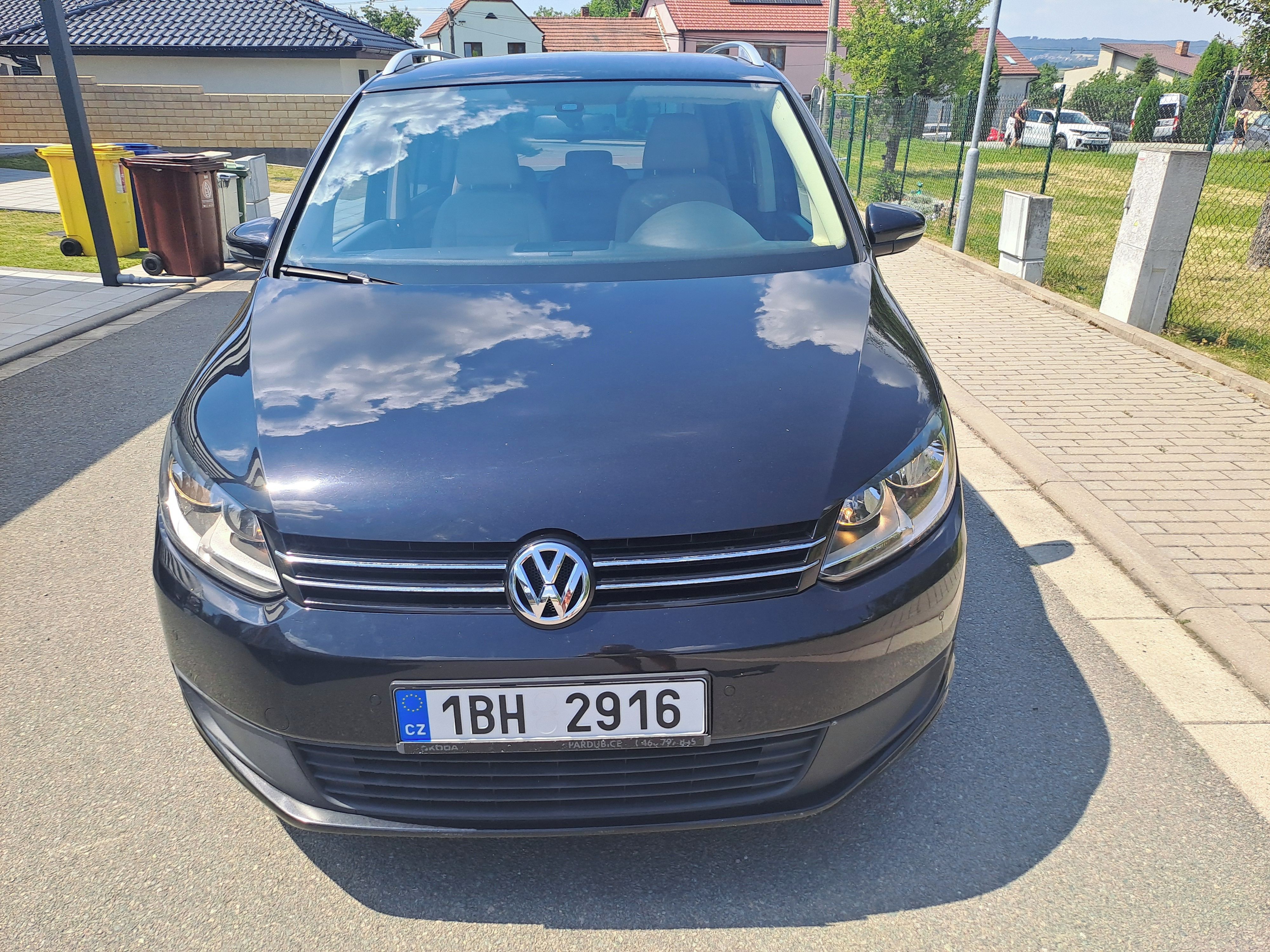 Volkswagen Touran, 1,6TDI 1.MAJ, SERVISOVANÝ VŮZ - fotka 3