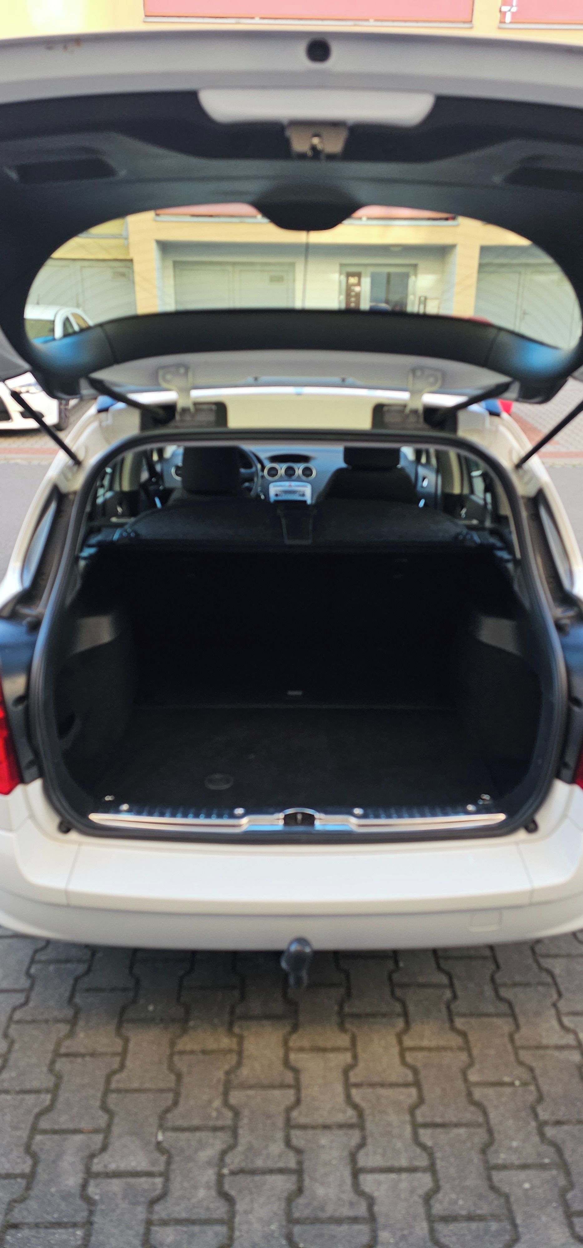 Peugeot 308, Peugeot 308 SW 1.6 HDi 68 kW - fotka 5