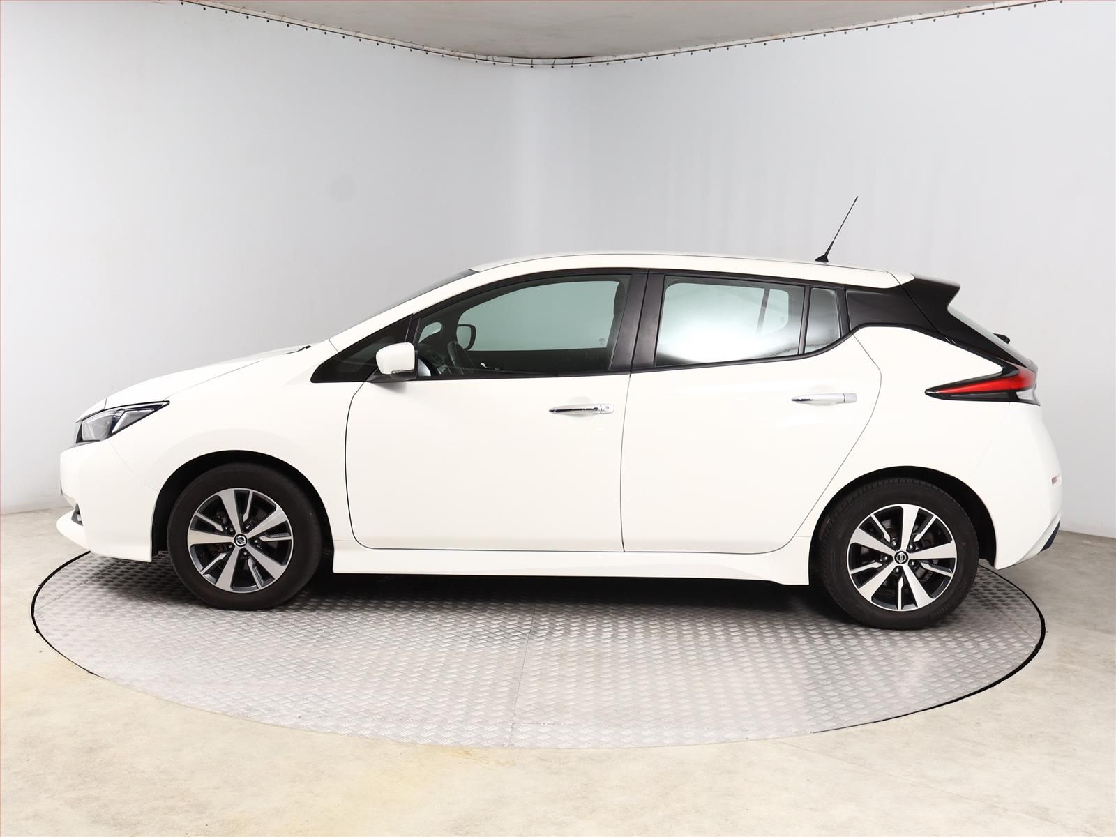 Nissan LEAF, 40 kWh, SoH 91%, Automat - fotka 3