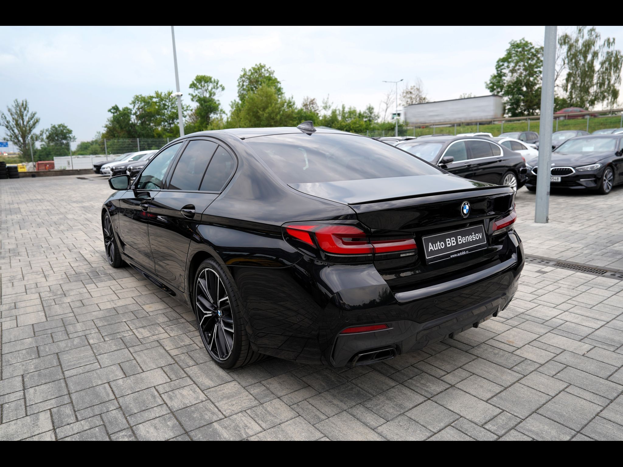 BMW Řada 5, M550i xDrive/Lasery,HUD/530PS - fotka 4