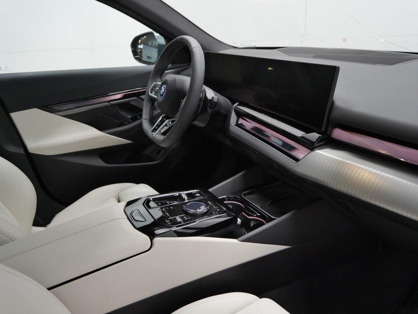 BMW Řada 5, 550e Touring xDrive Tažné - fotka 5