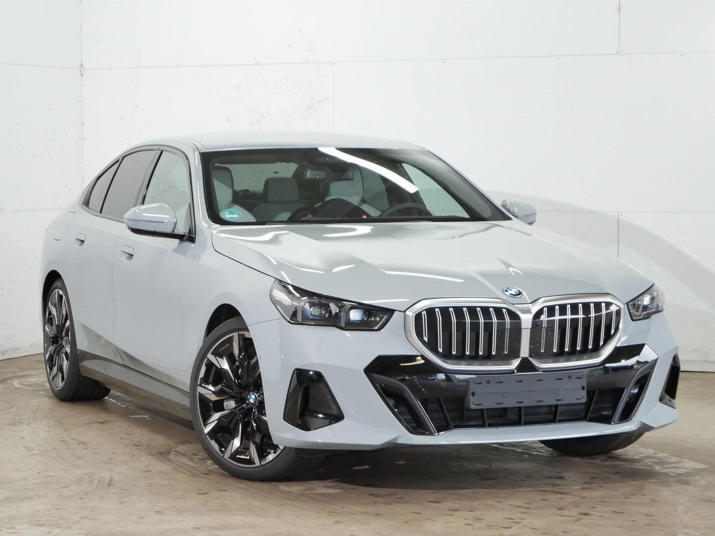 BMW Řada 5, 550e xDrive - fotka 2