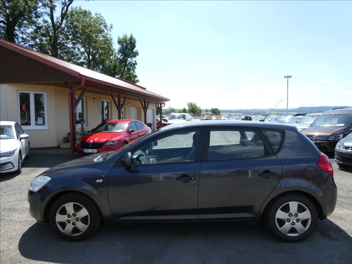 Kia Cee´d, 1,4 i 80kW klima, 1.majitel - fotka 5