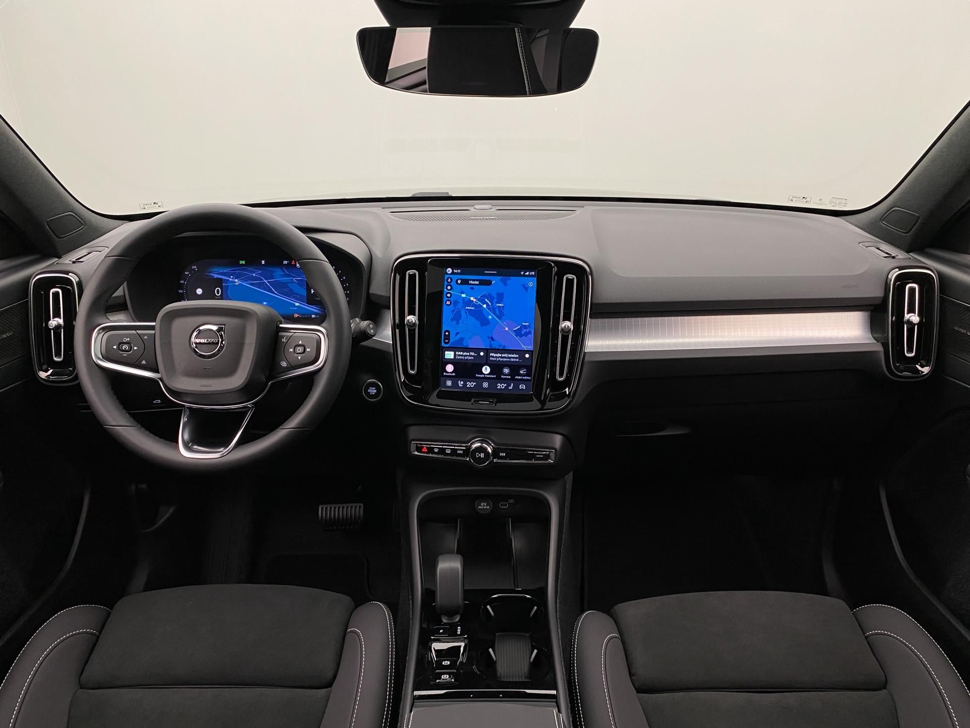 Volvo XC40, B3 AUT DARK ULTRA - fotka 2