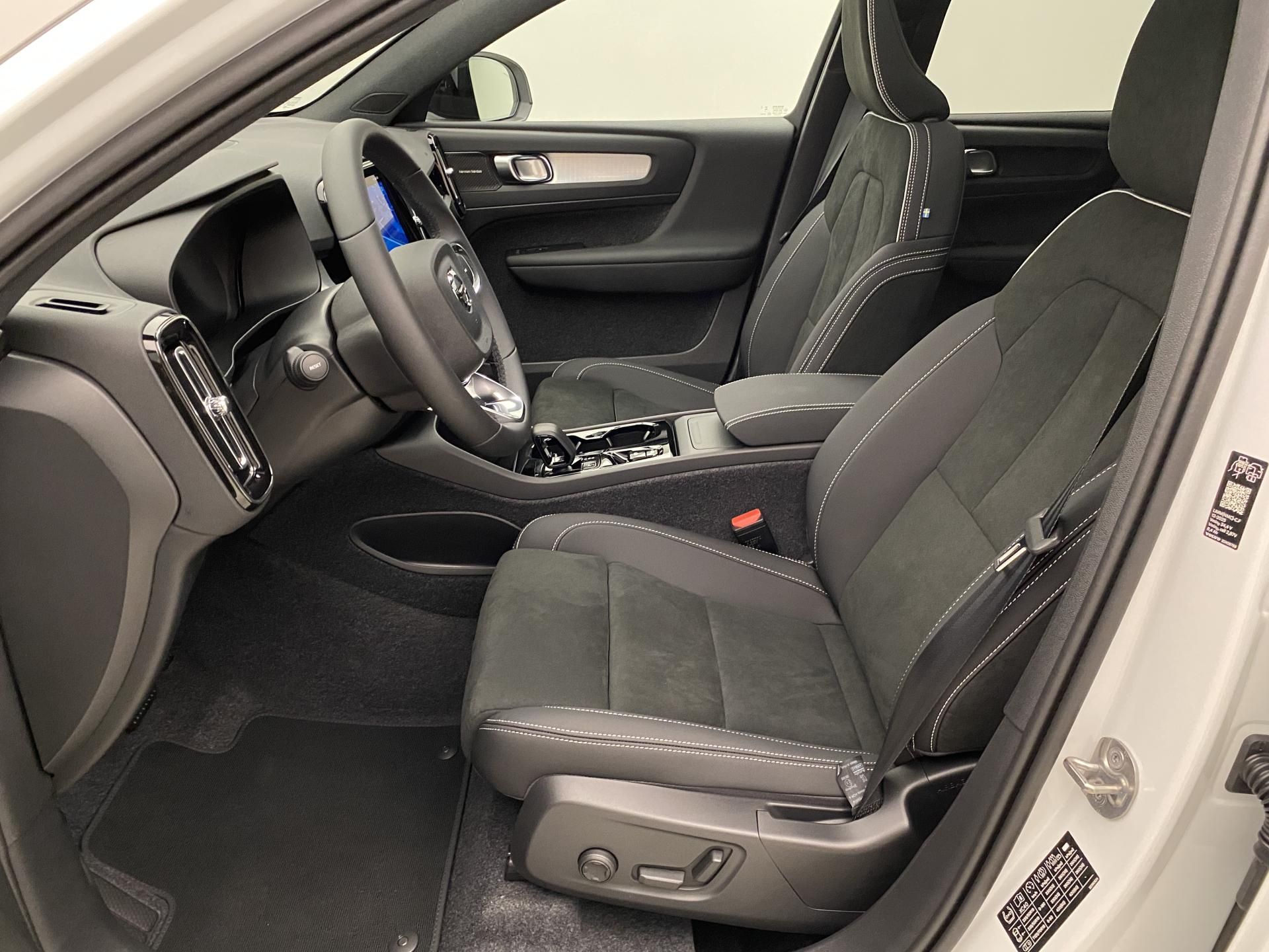 Volvo XC40, B3 AUT DARK ULTRA - fotka 3