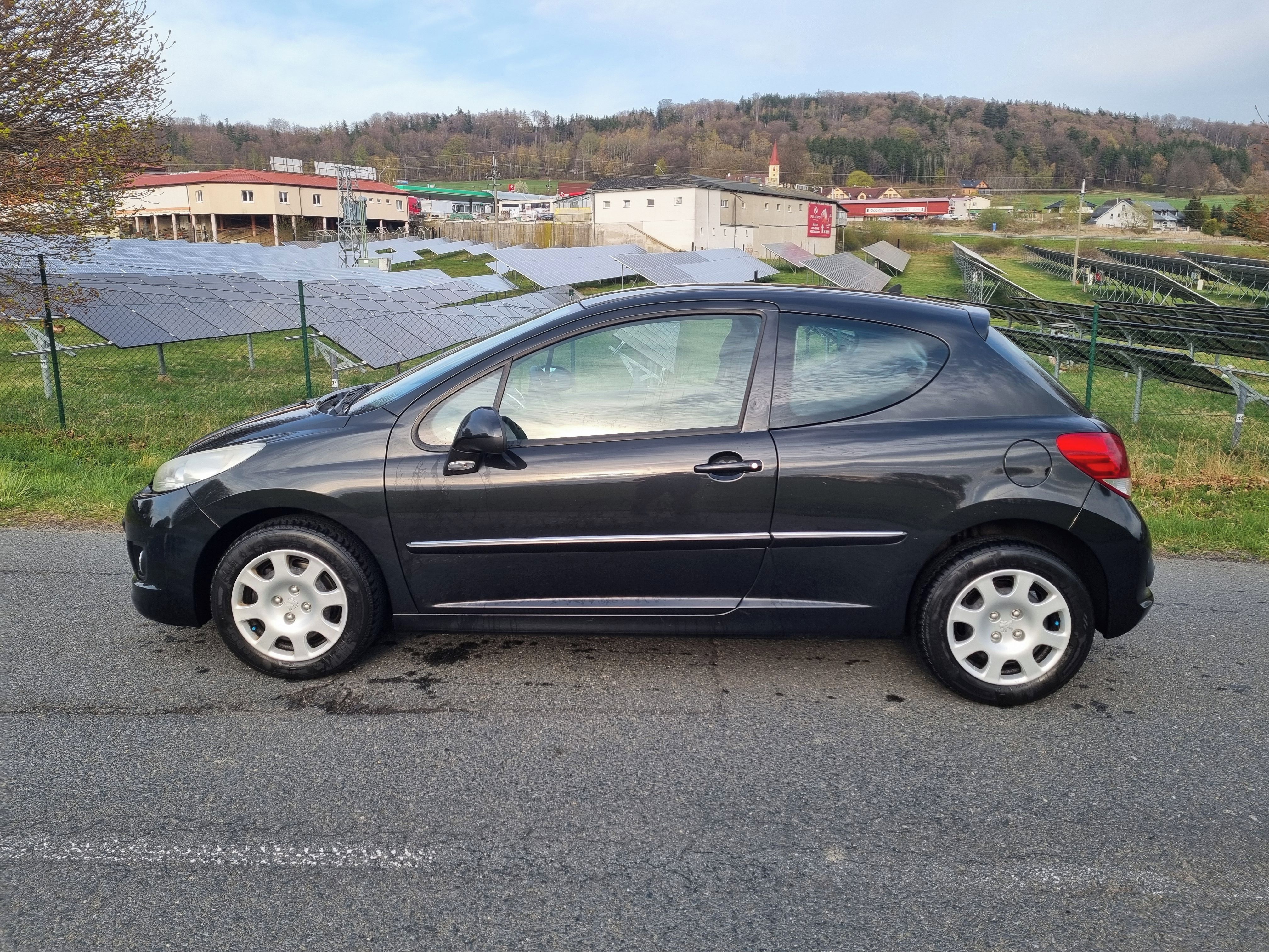 Peugeot 207, 1.4i 70 kw - fotka 6
