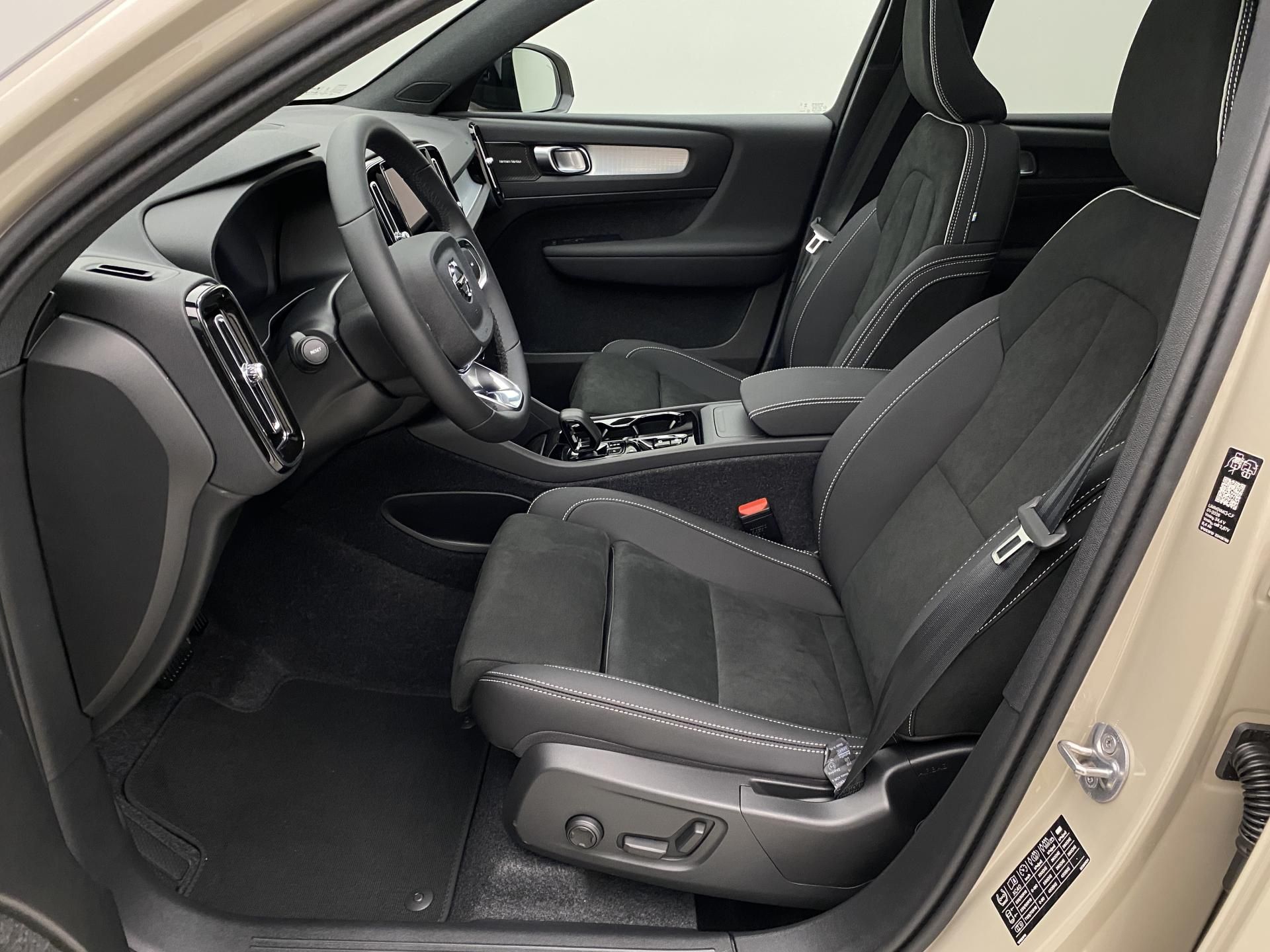 Volvo XC40, B3 AUT DARK ULTRA - fotka 3