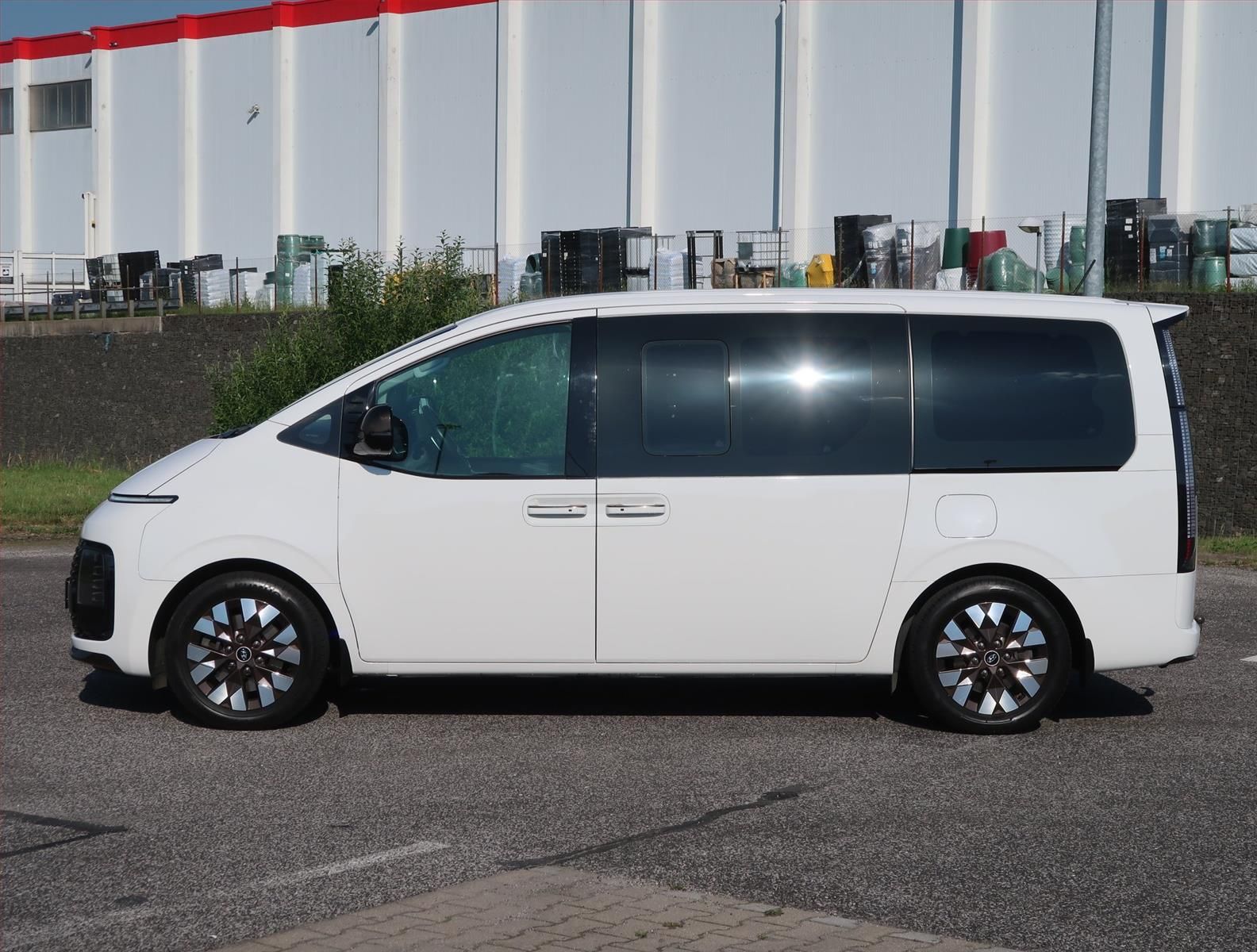 Hyundai Staria, 2.2 CRDi, HTRAC, 7 míst - fotka 3