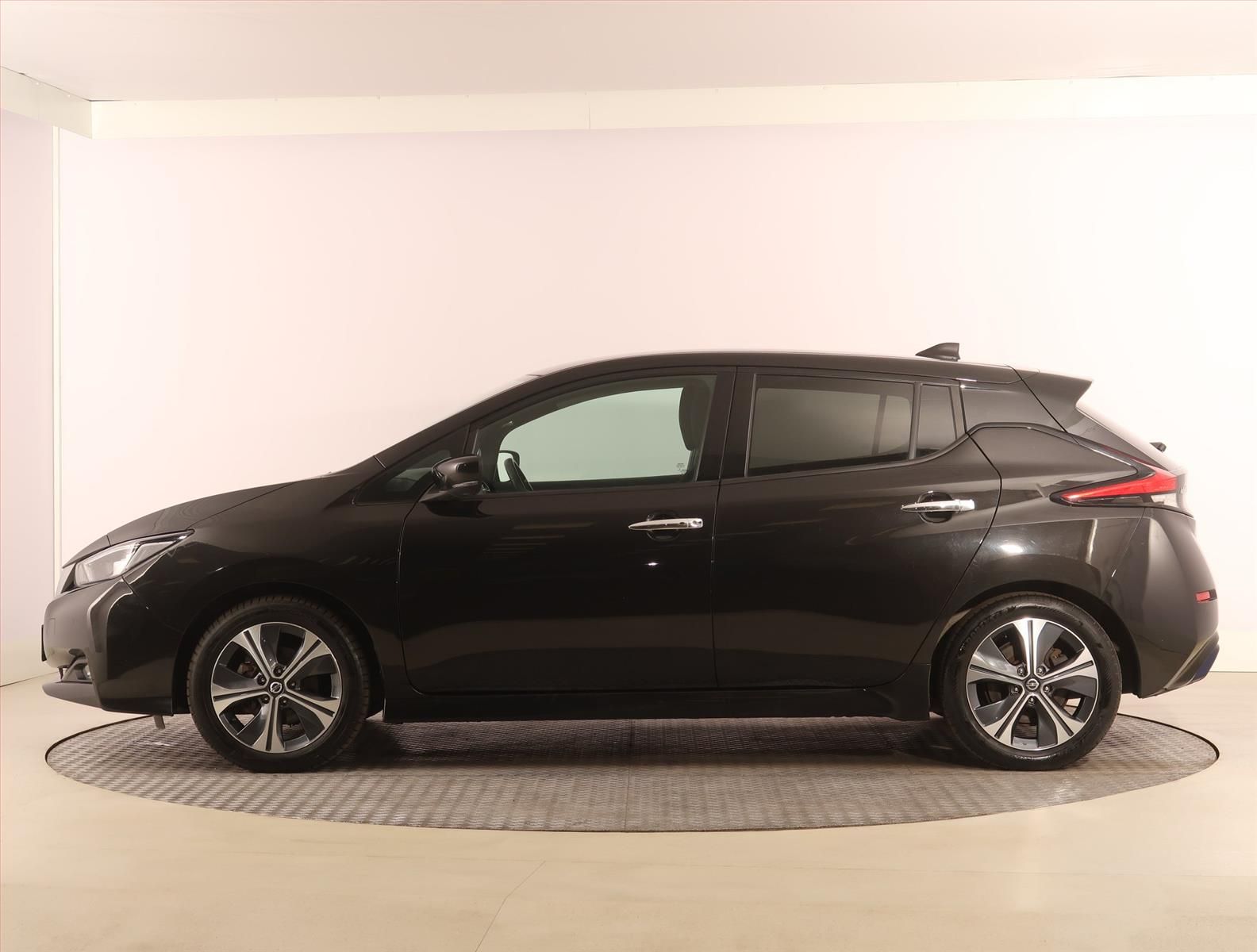 Nissan LEAF, 40 kWh, SoH 91%, Automat - fotka 3