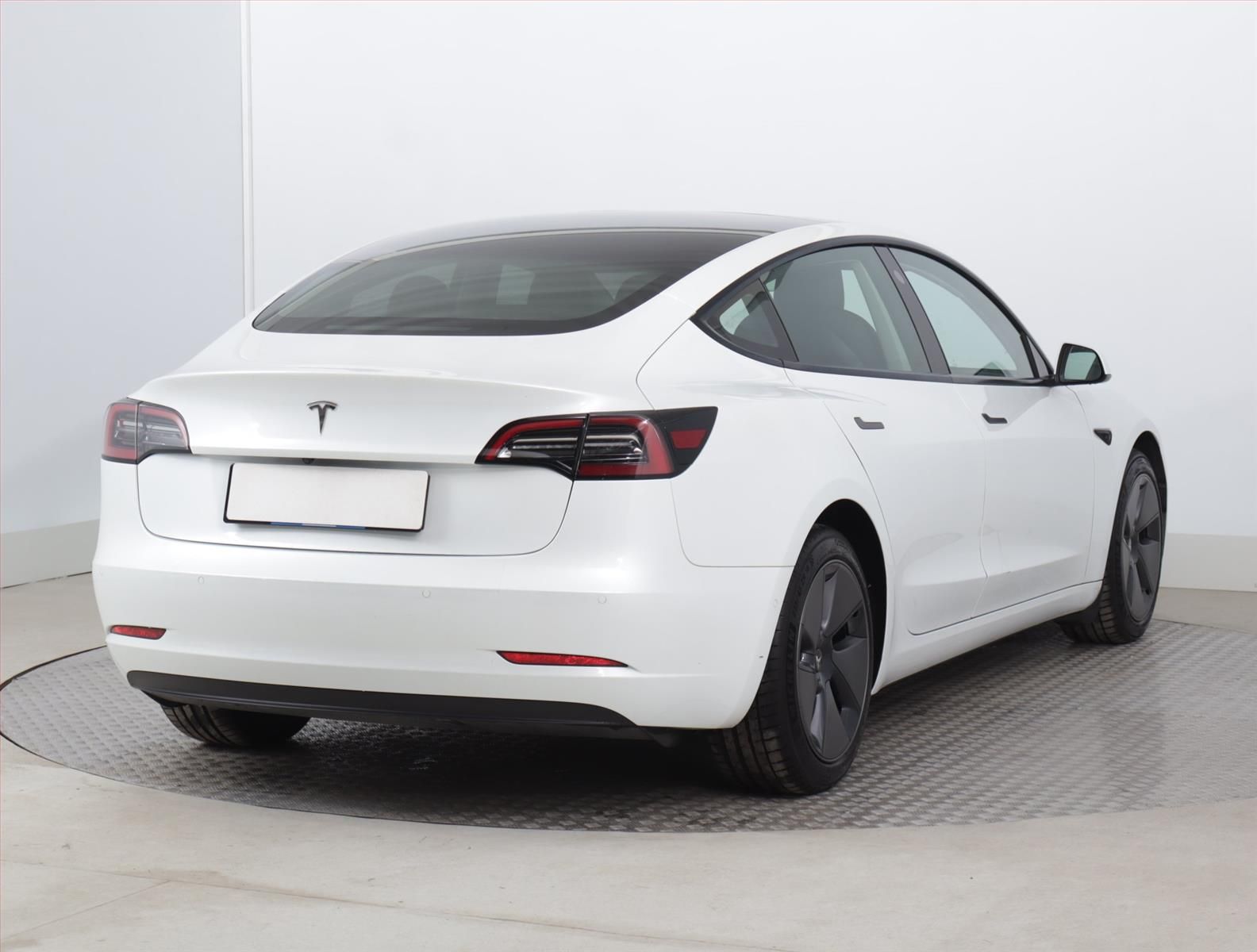 Tesla Model 3, Long Range 4WD 79kWh, SoH 90% - fotka 5