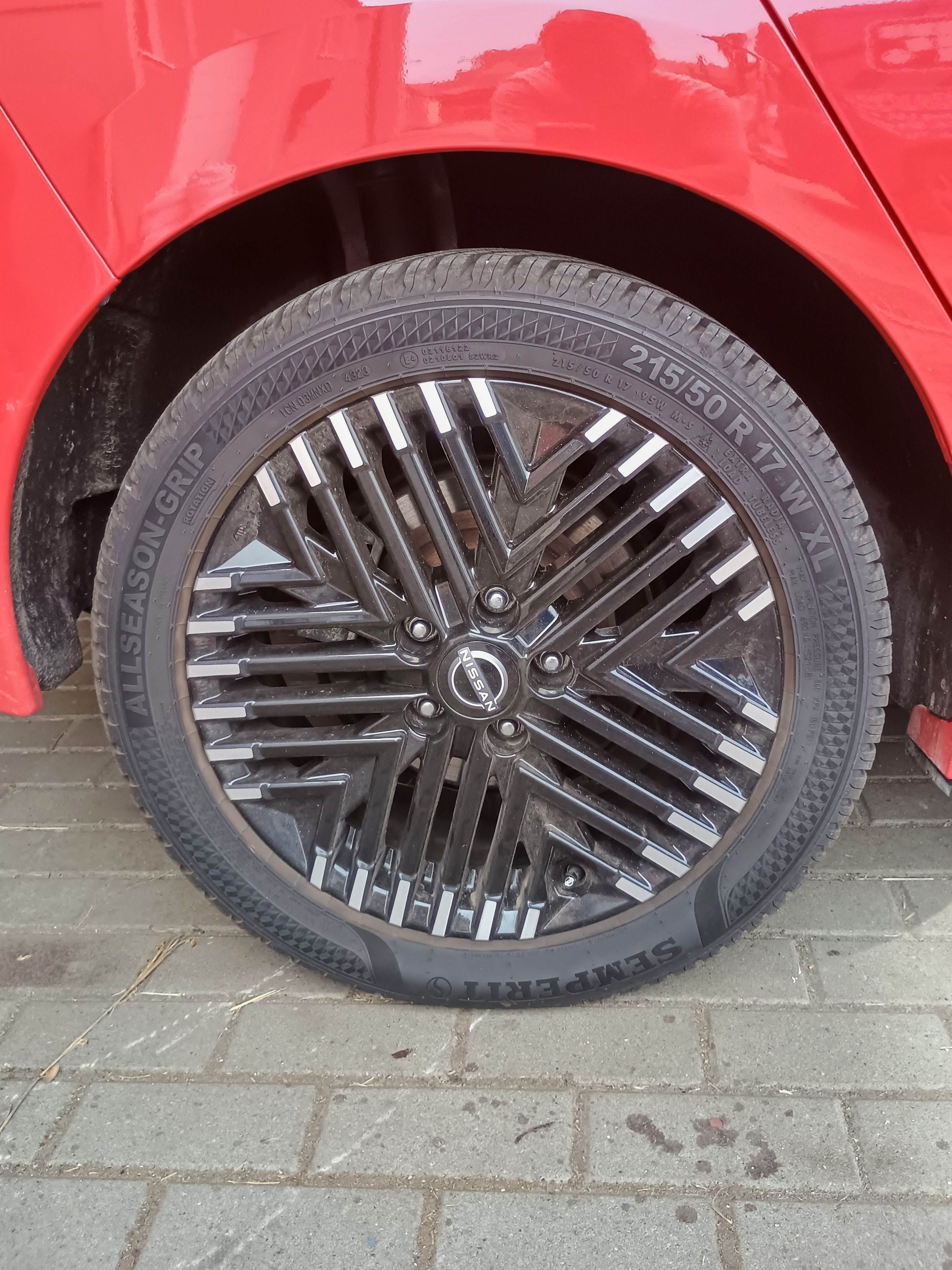 Nissan LEAF, krásně červený - fotka 5