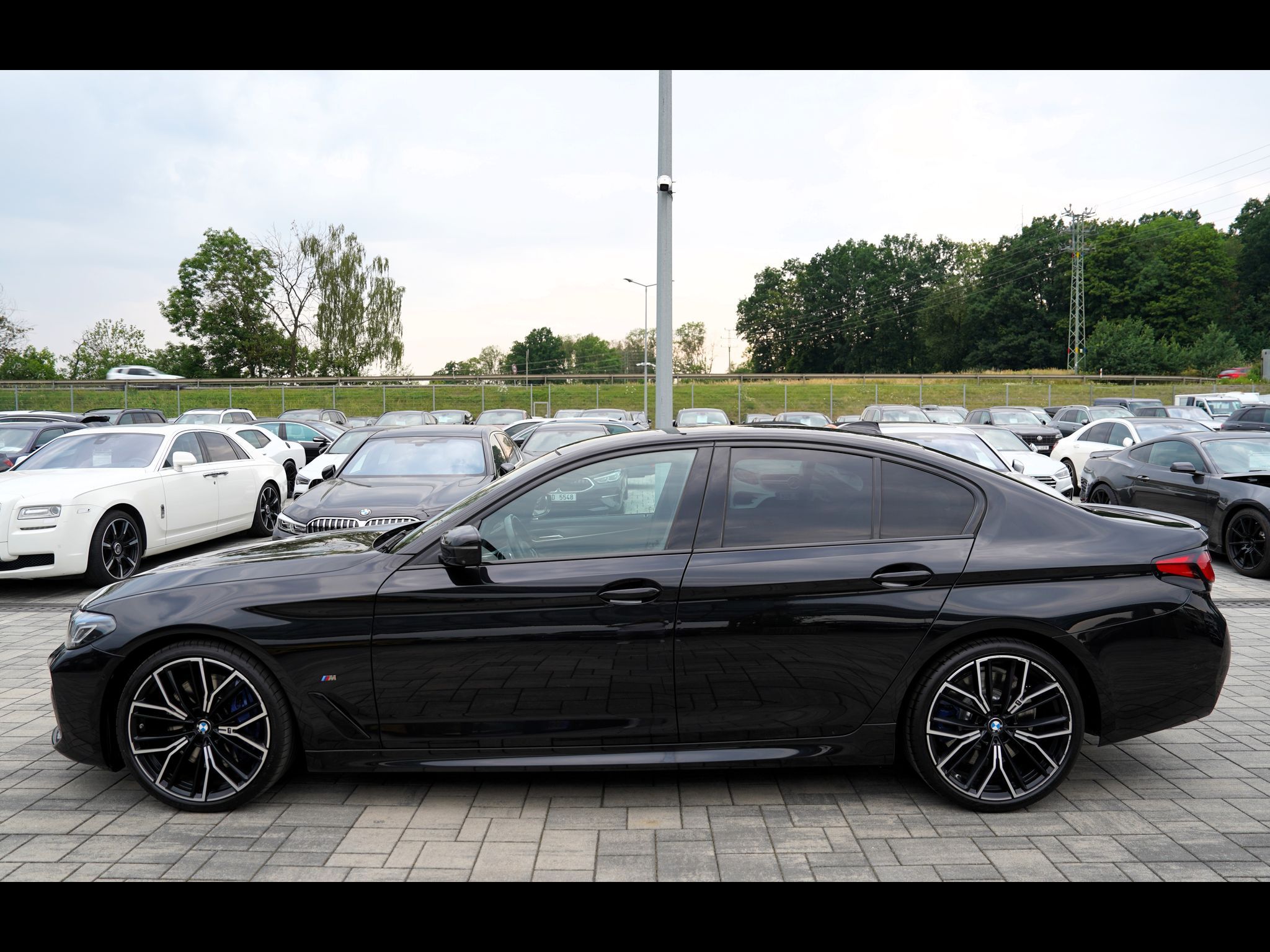 BMW Řada 5, M550i xDrive/Lasery,HUD/530PS - fotka 3
