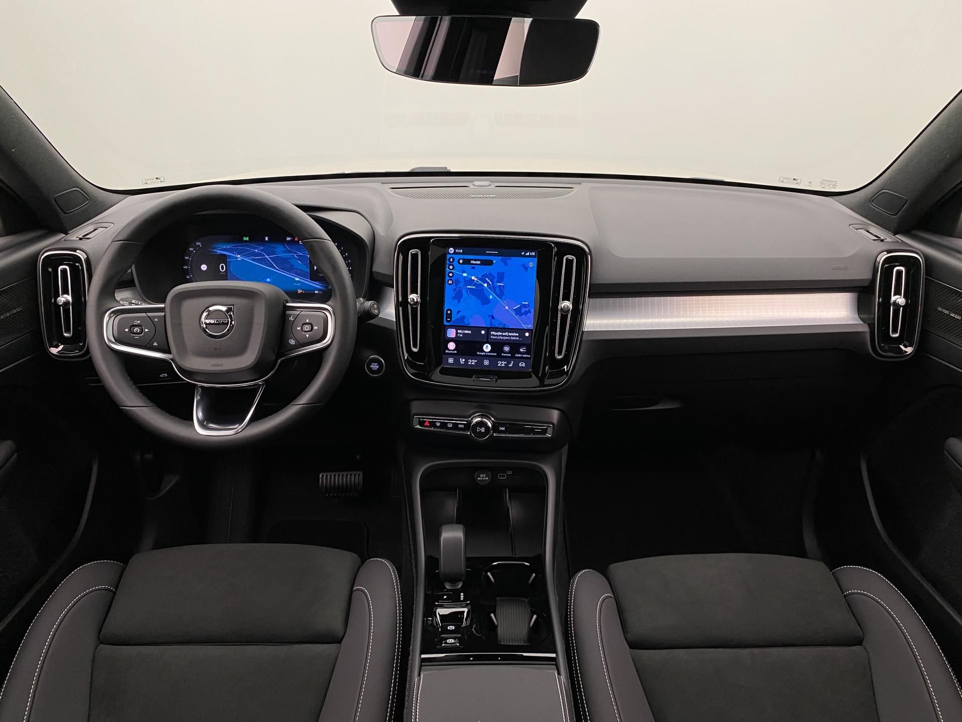 Volvo XC40, B3 AUT DARK ULTRA - fotka 2