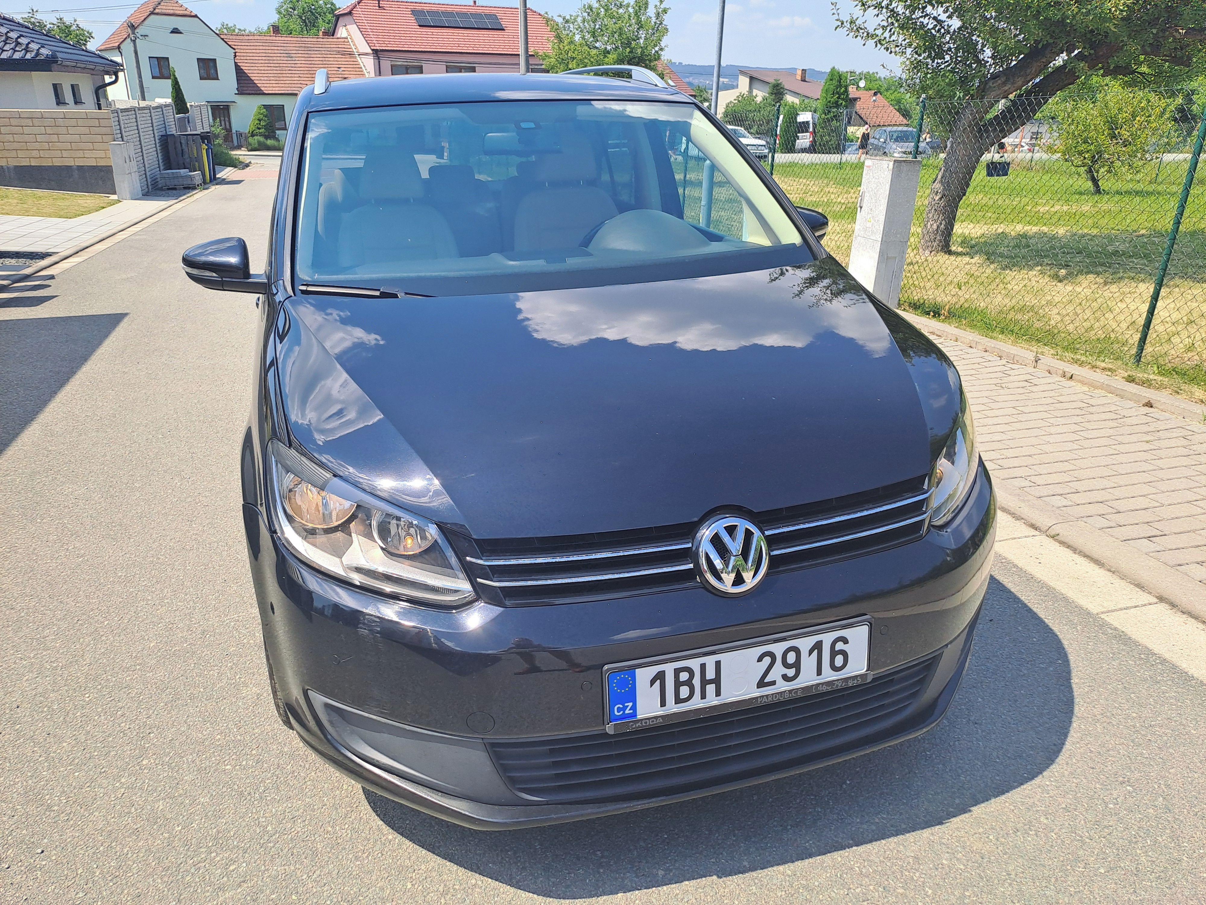 Volkswagen Touran, 1,6TDI 1.MAJ, SERVISOVANÝ VŮZ - fotka 6