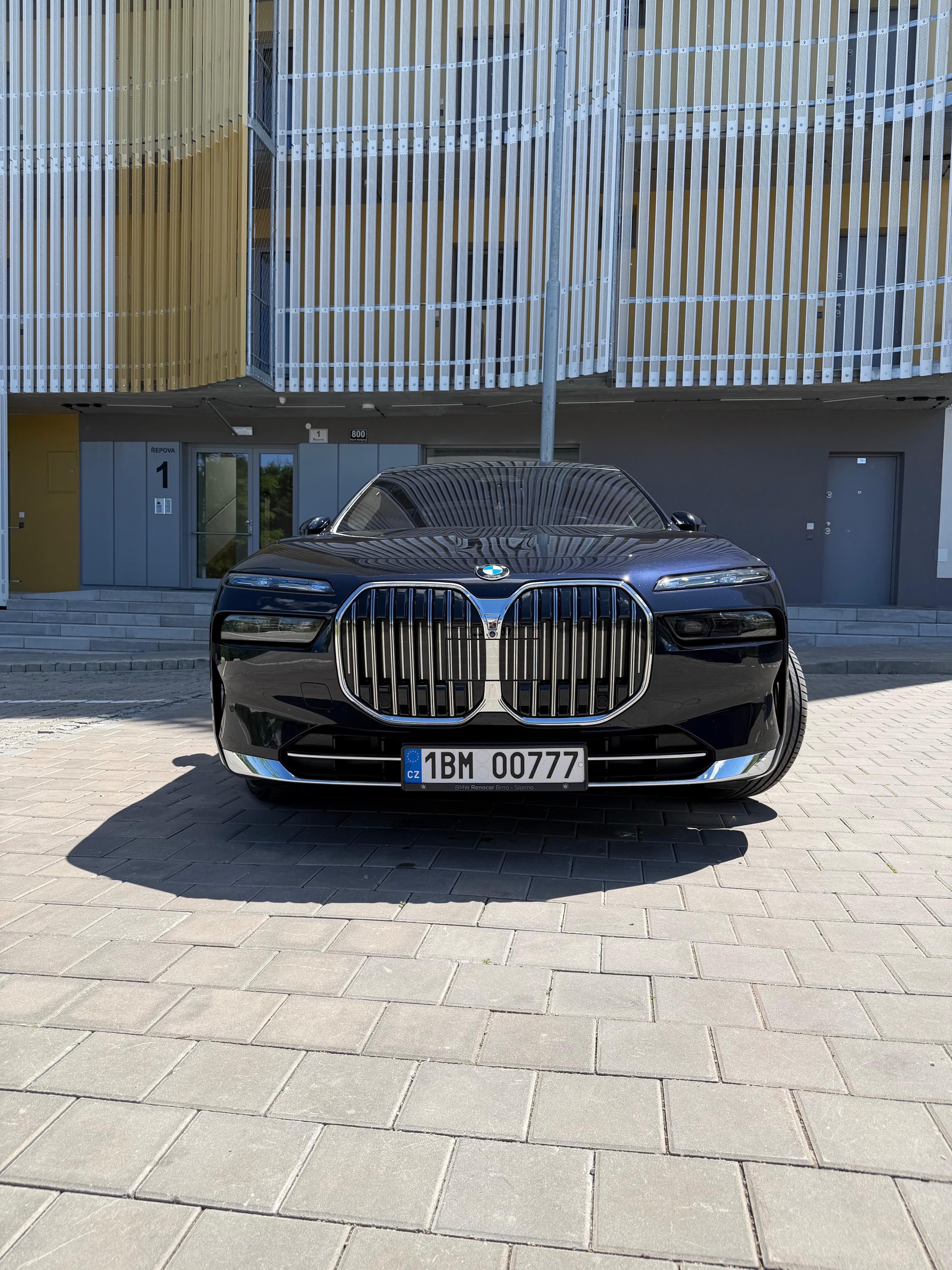 BMW Řada 7, G70 3.0d - fotka 3