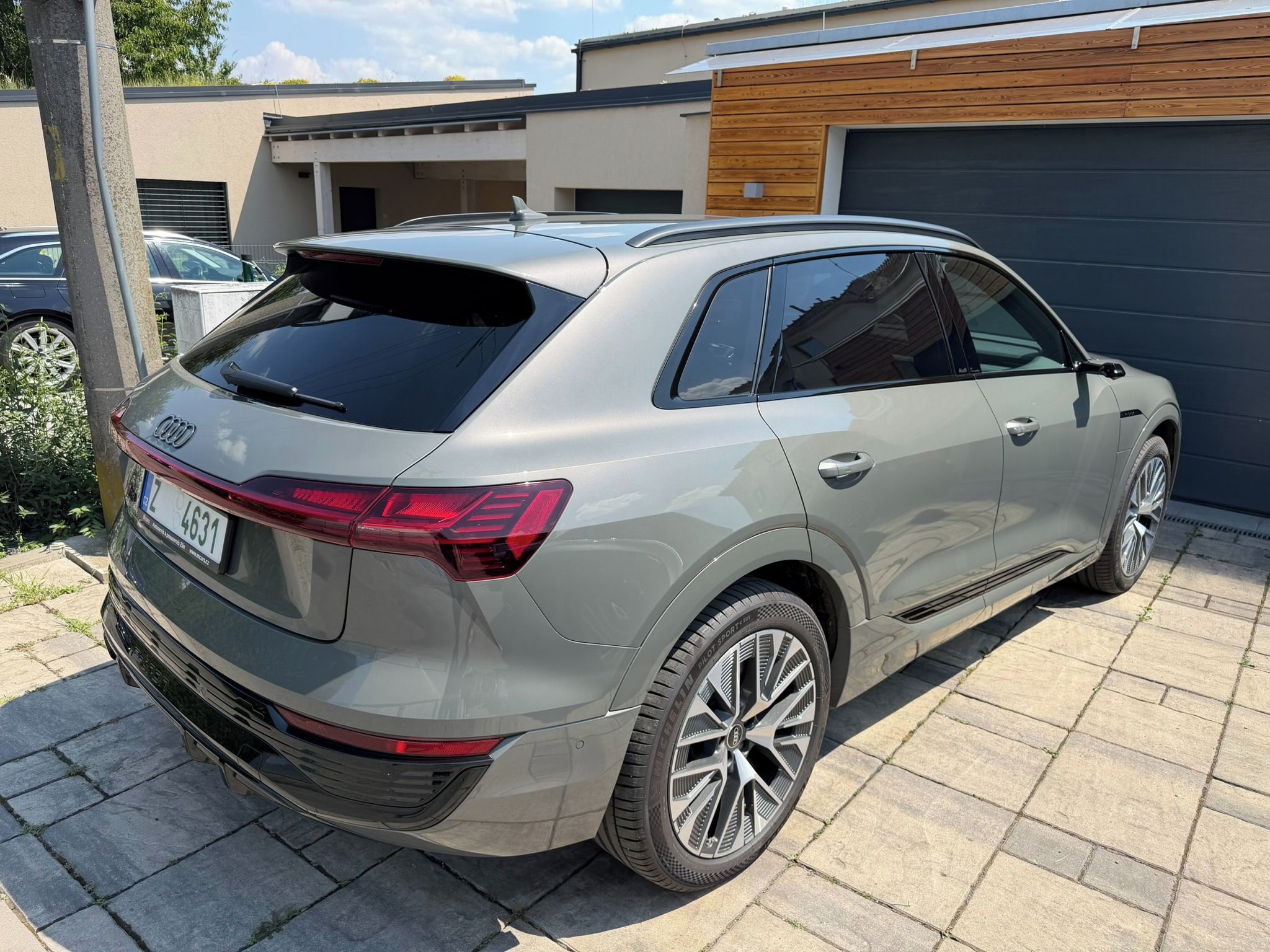 Audi Q8 e-tron, 55 S-LINE Asistenti Panor.22kW - fotka 5