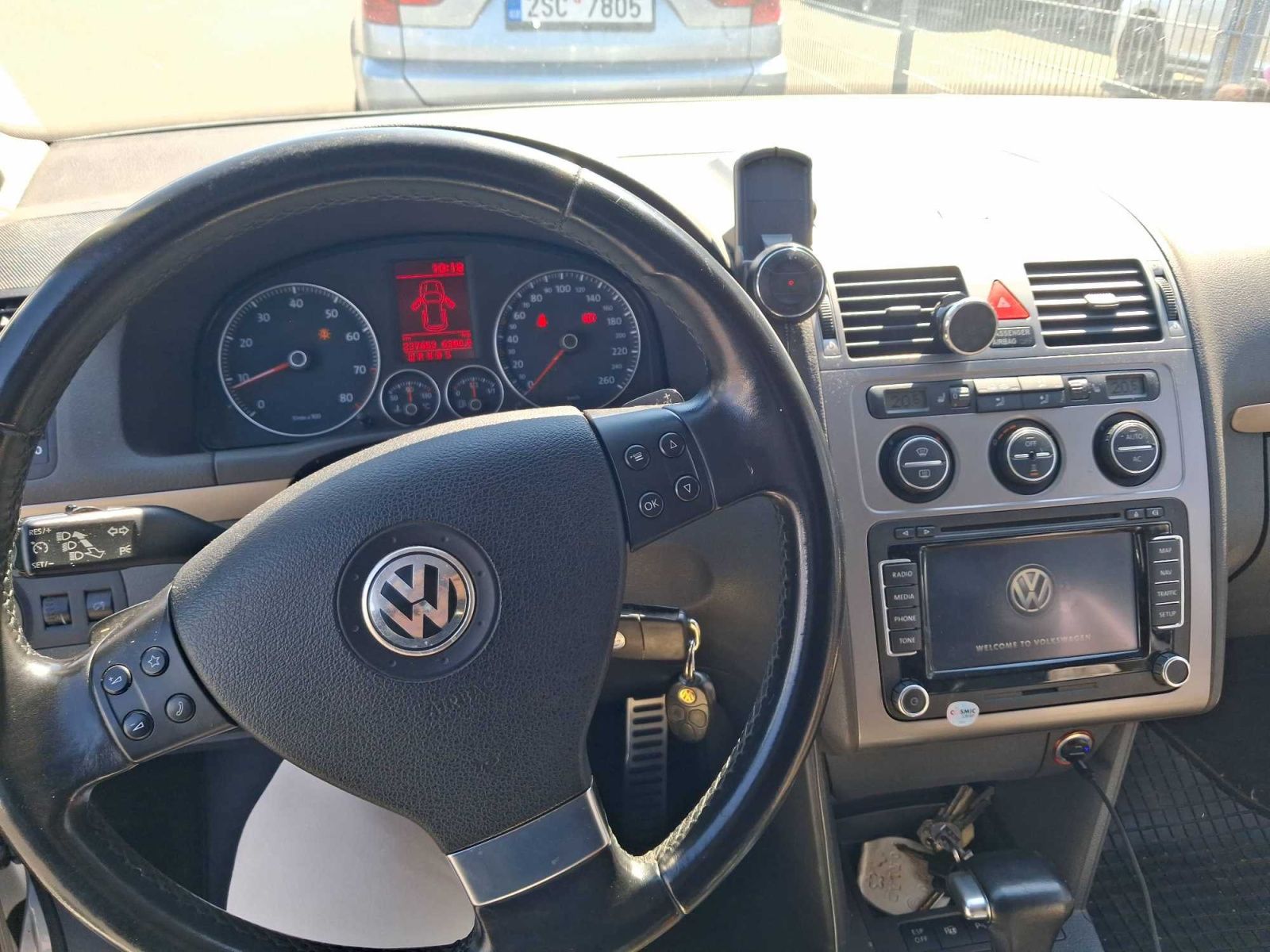 Volkswagen Touran, 1.4 TSI, Automat, 7 míst - fotka 3