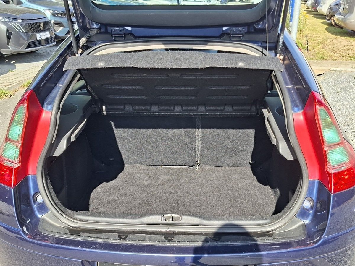 Citroën C4, 1,4i 16V 90k M5 - fotka 5