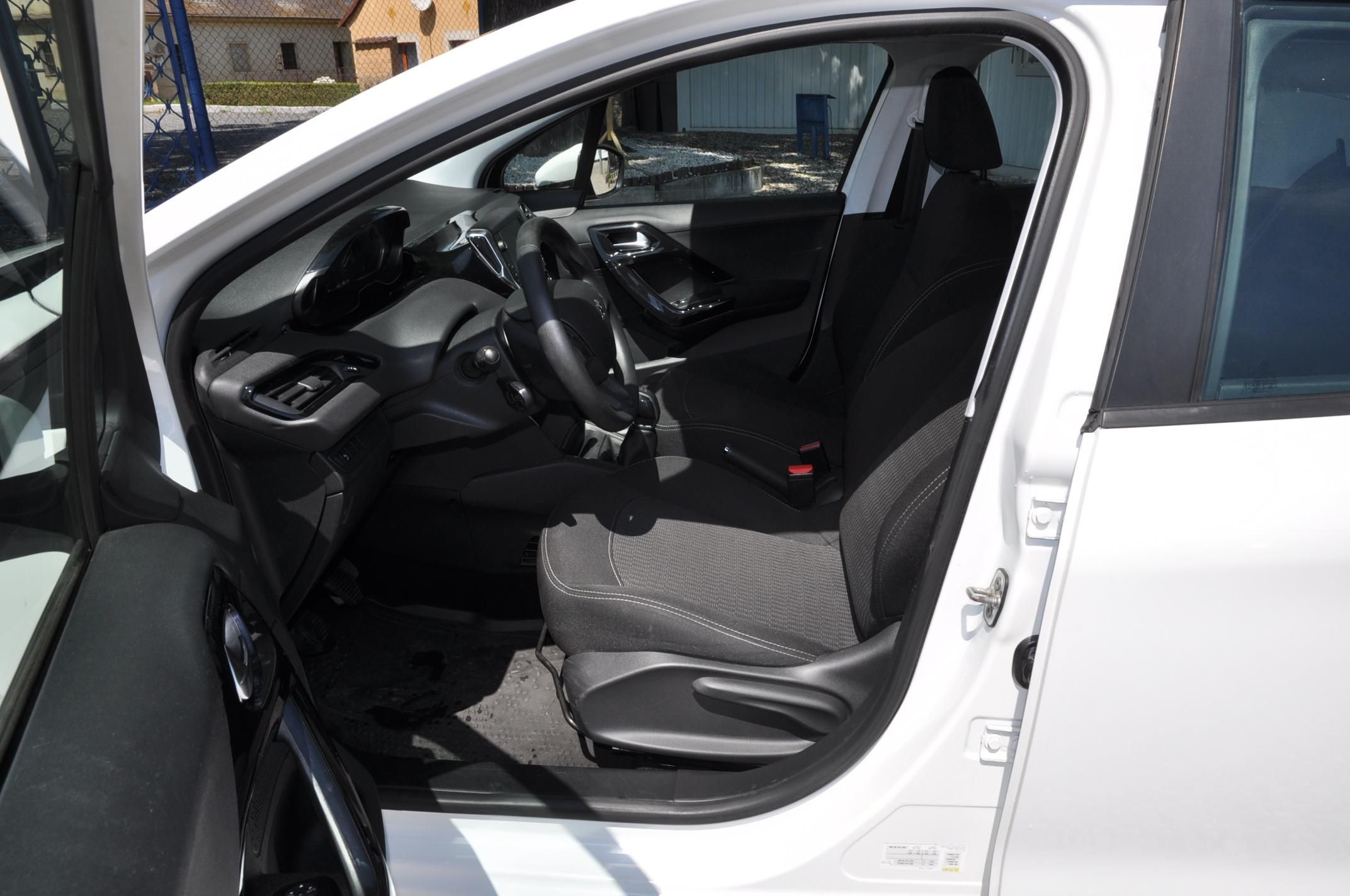 Peugeot 208, 1.2i 60kW - fotka 6